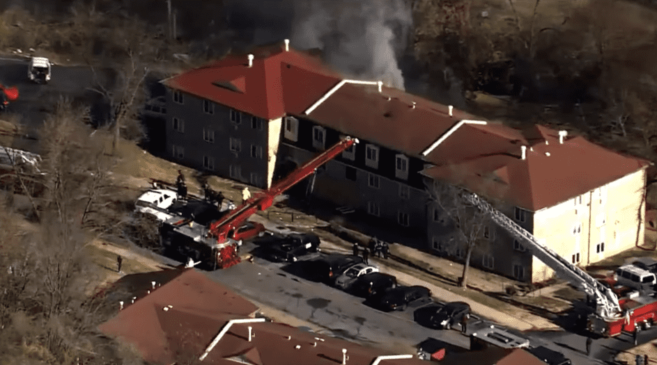 Die Siedlung der Hillvale Apartments am Selber Court im nördlichen St. Louis, das in Flammen aufing. | Quelle: Youtube.com/FOX 2 St. Louis