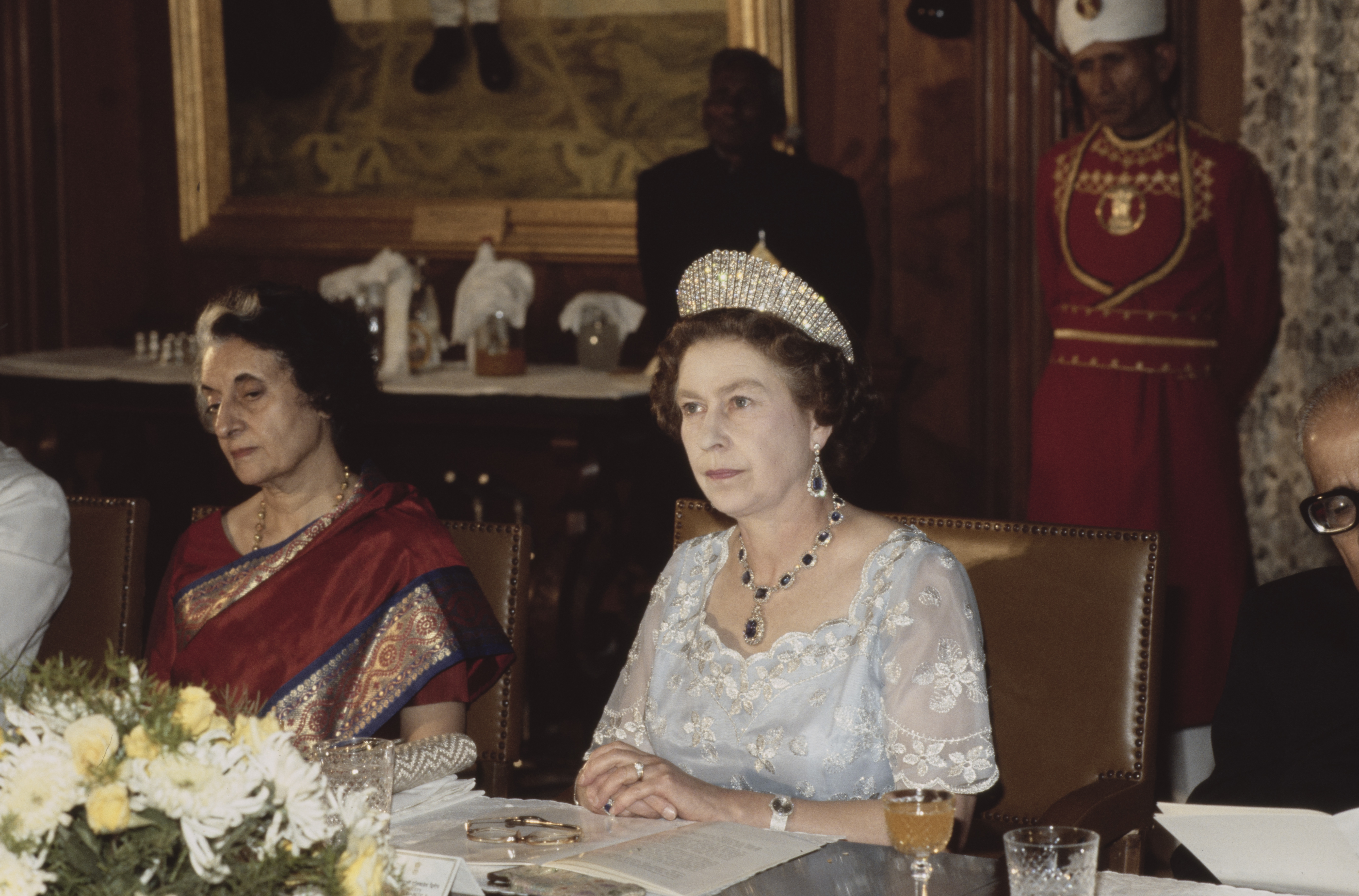 Königin Elisabeth II. trägt die Kokoschnik-Tiara bei einem Staatsbankett in Delhi, Indien, am 18. November 1983 | Quelle: Getty Images