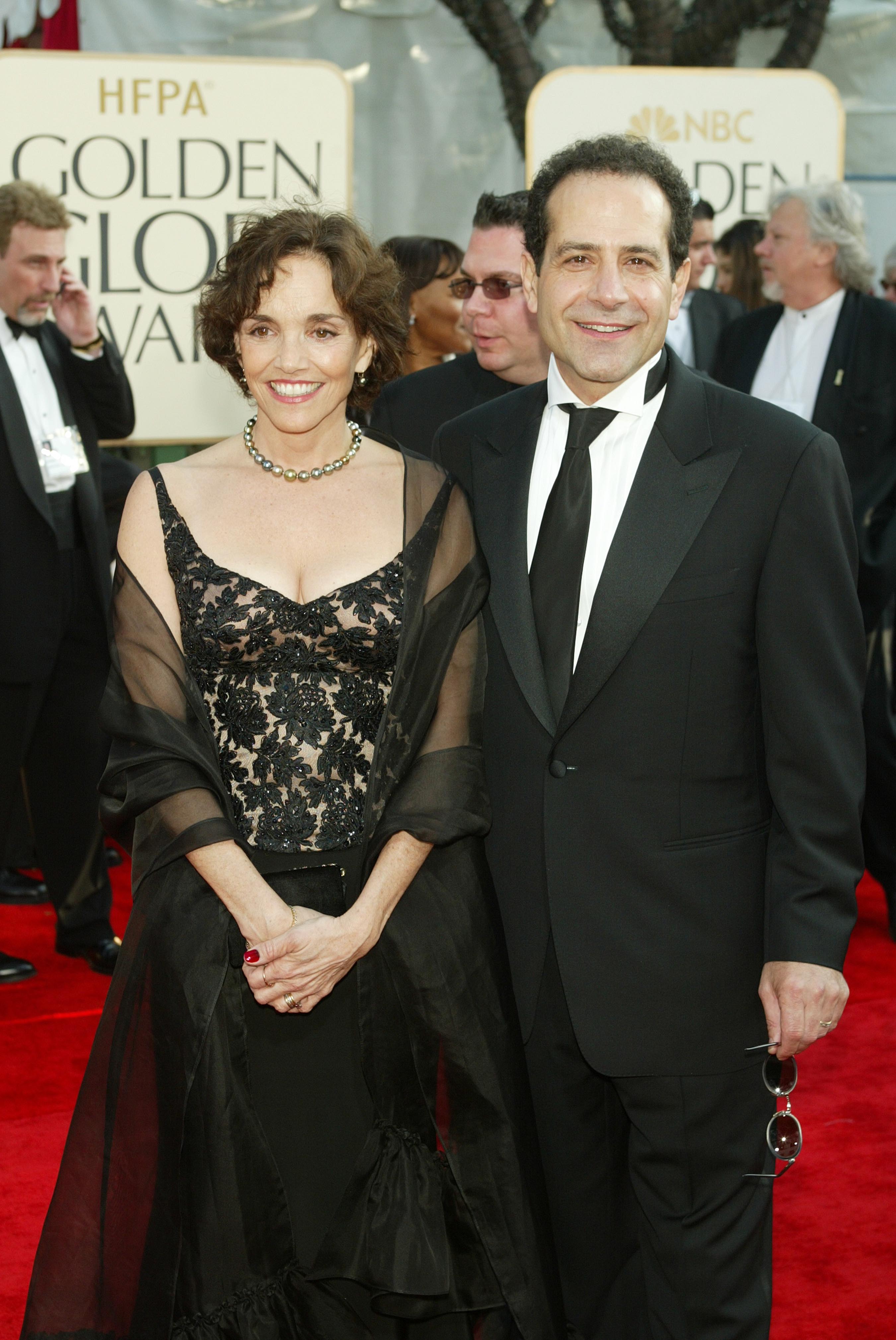 Die Schauspielerin und Tony Shalhoub bei der 60. Verleihung der Golden Globe Awards am 19. Januar 2003 in Beverly Hills, Kalifornien. | Quelle: Getty Images