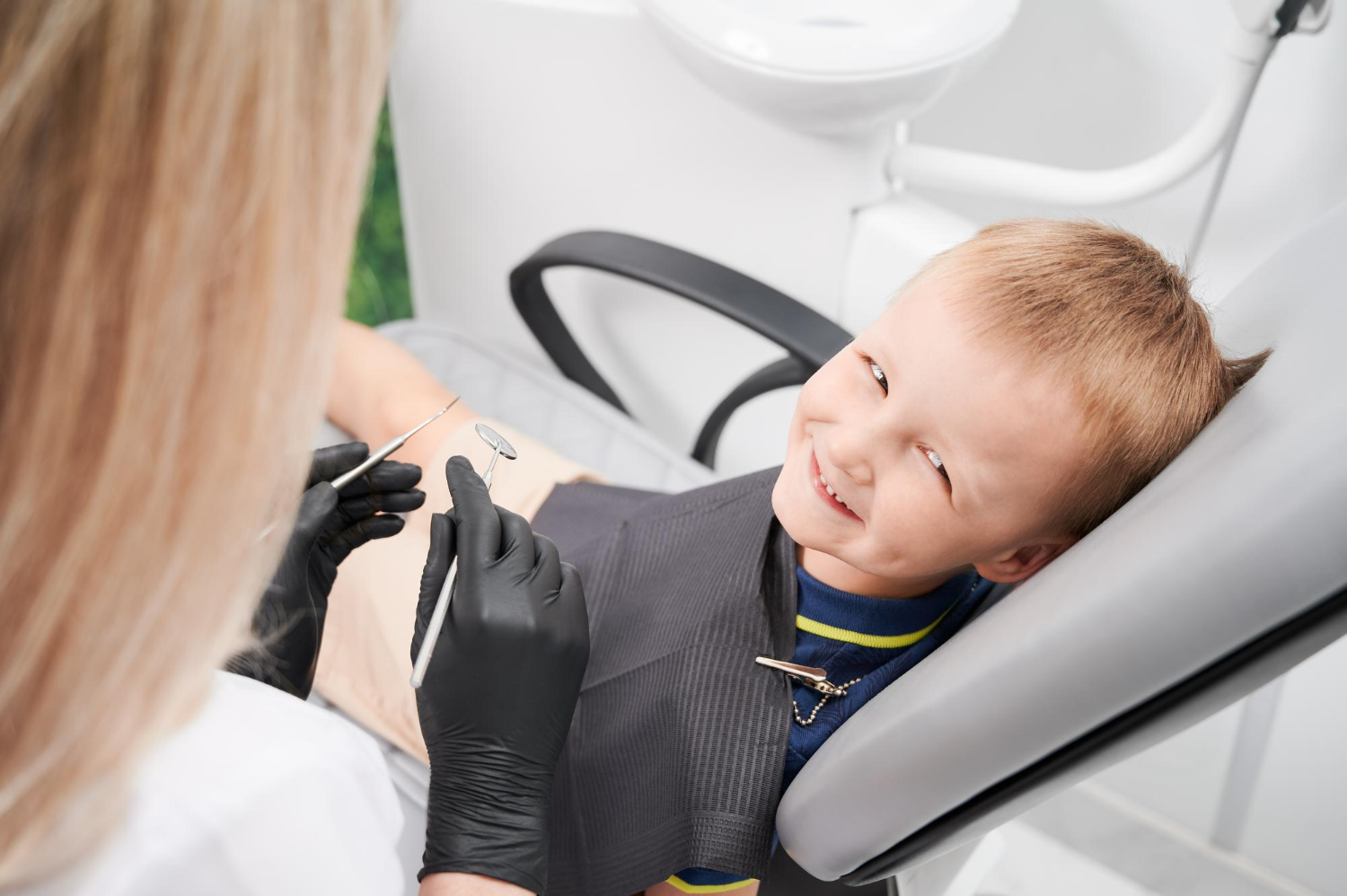 Mały chłopiec siedzący na fotelu dentystycznym | Źródło: Freepik