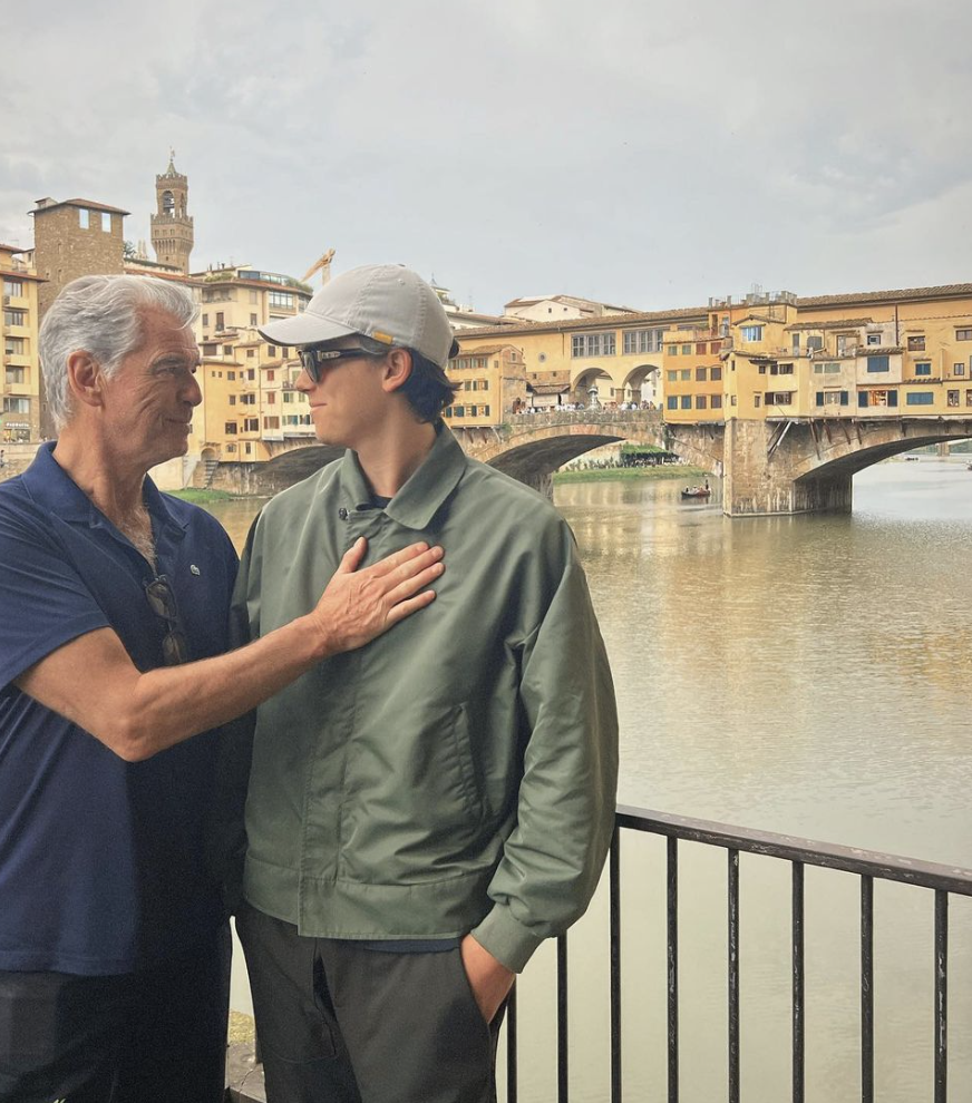 Pierce und Paris Brosnan posieren für ein Foto, aufgenommen am 2. Juni 2023. | Quelle: Instagram.com/piercebrosnanofficial/