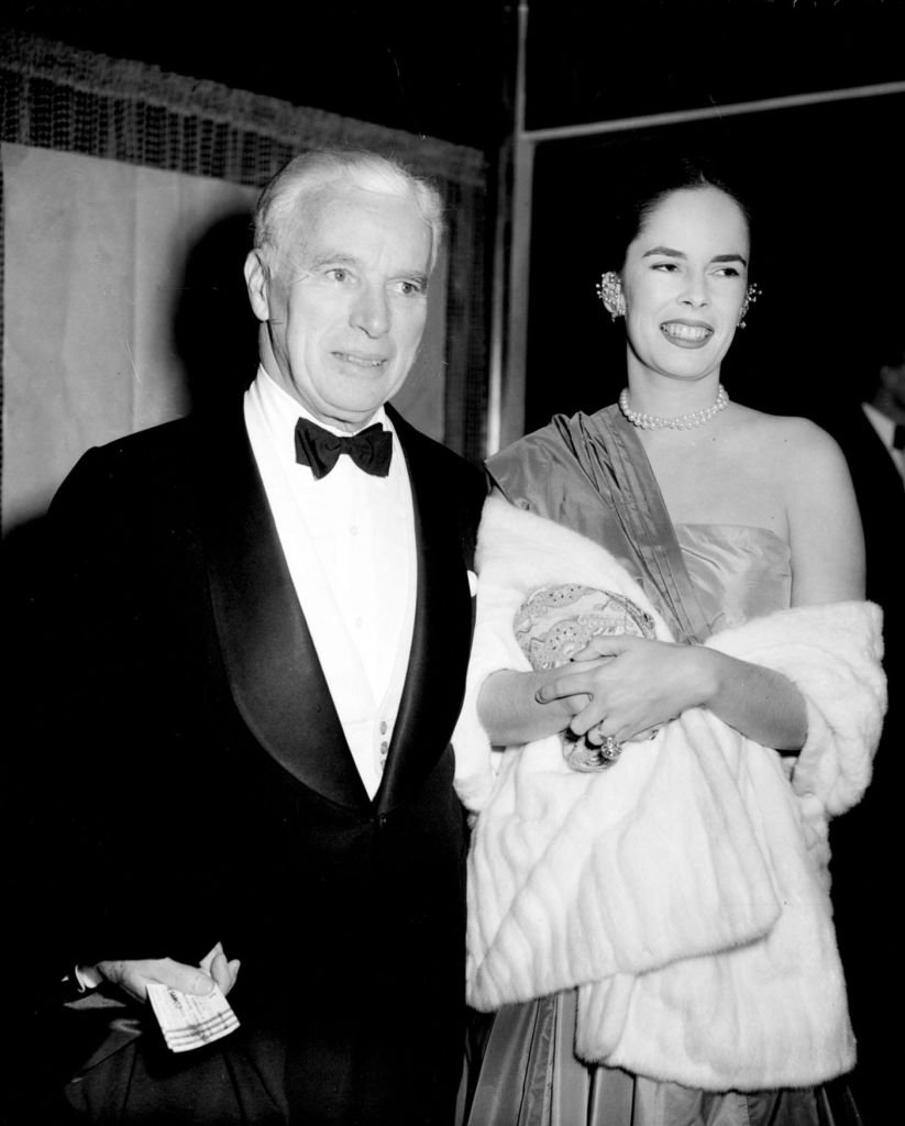 Charlie Chaplin und seine Frau Oona treffen in der Royal Festival Hall, London, zum Konzert des Philharmonic Orchestra unter der Leitung von Arturo Toscanini ein. | Quelle: PA Images via Getty Images