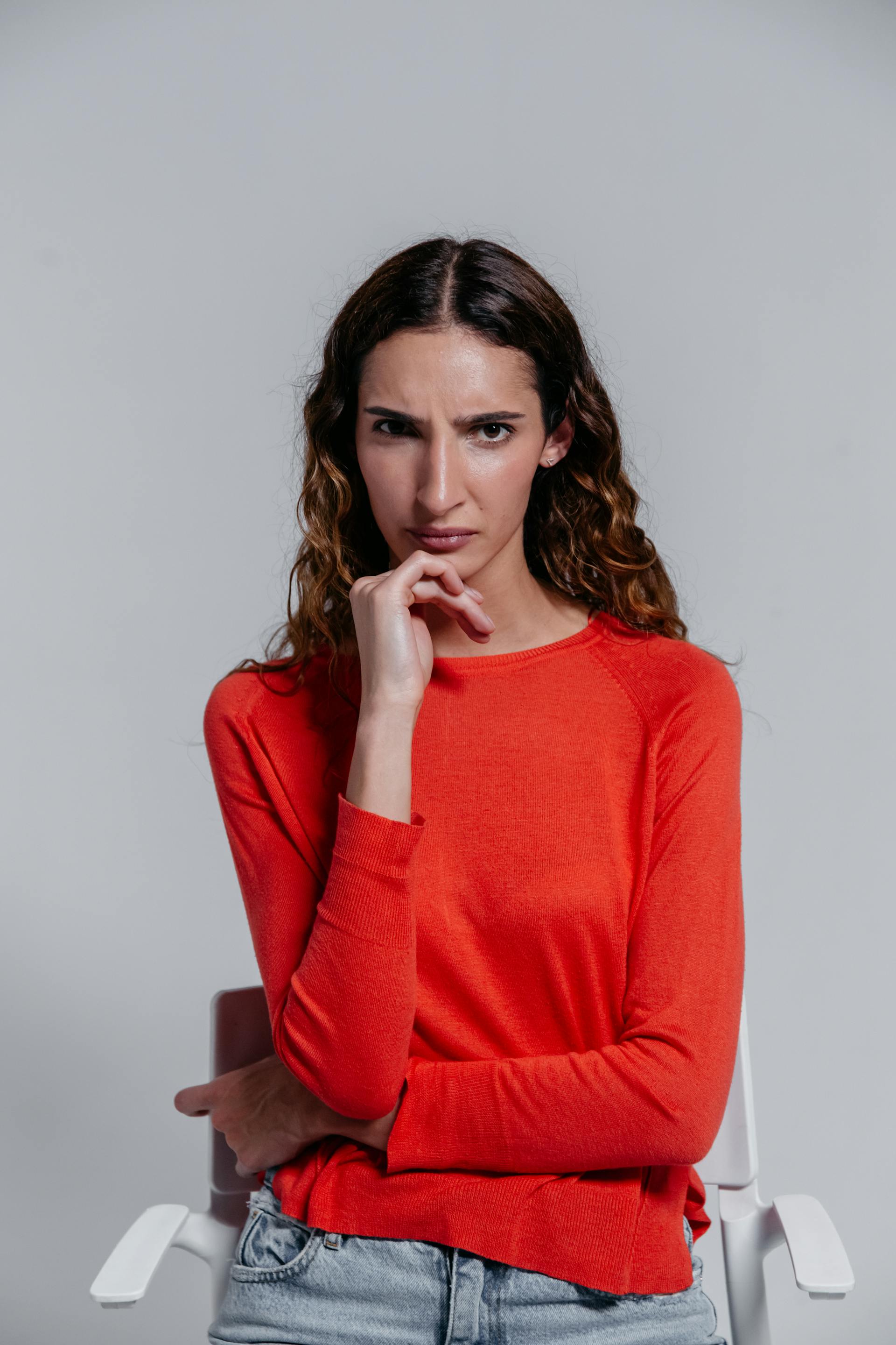 Eine Frau, die jemanden erwartungsvoll beobachtet | Quelle: Pexels