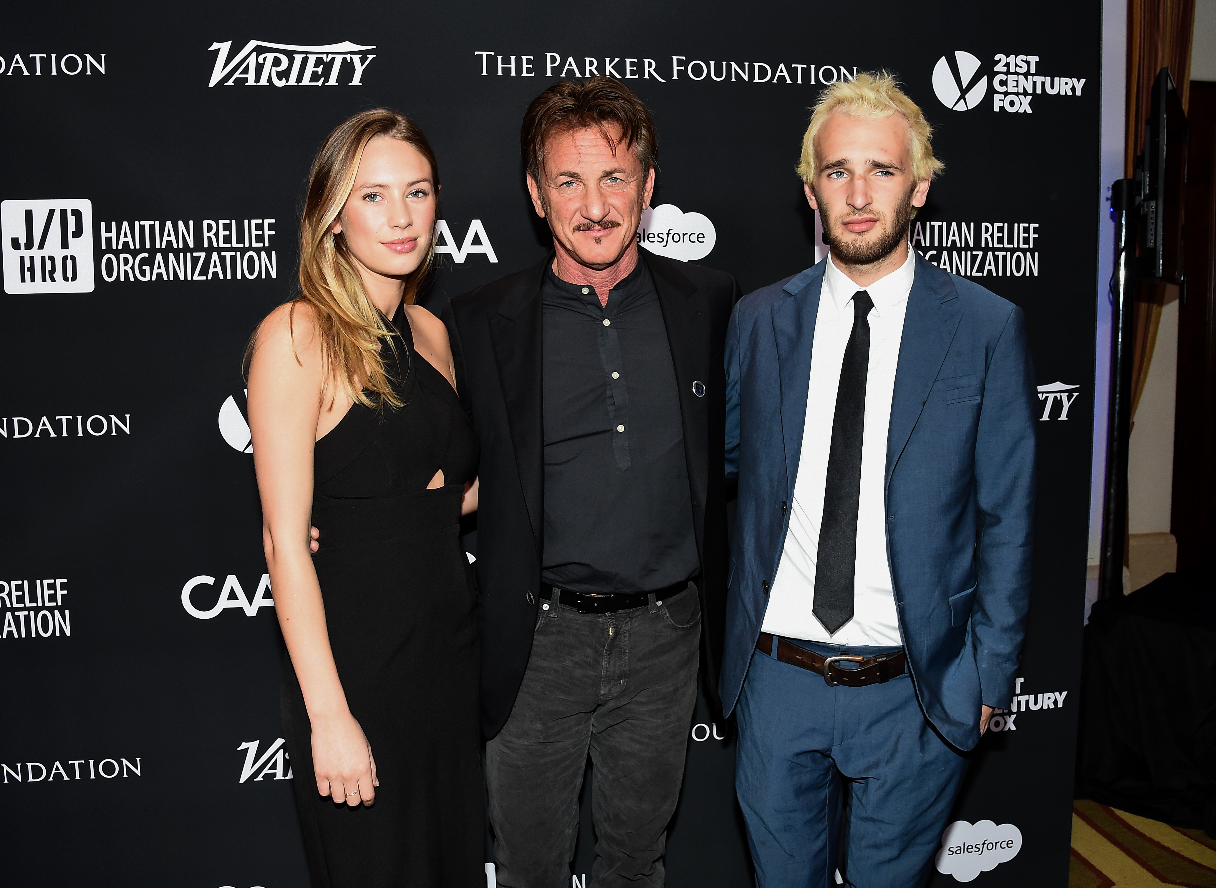 Dylan Penn, Sean Penn und Hopper Jack Penn bei der "Haiti Rising"-Gala 2017 | Quelle: Getty Images