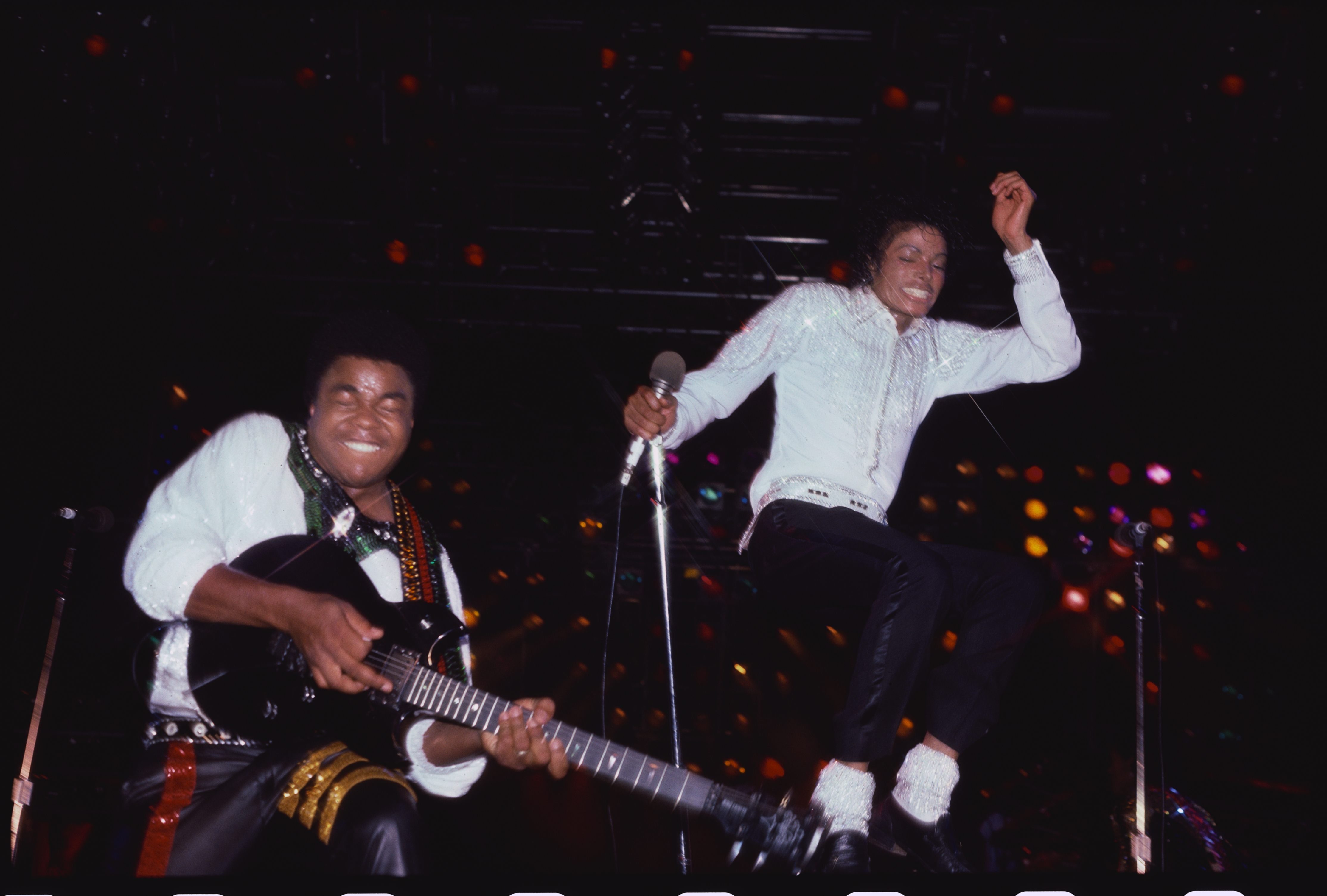 Tito und Michael Jackson treten während der Jackson Five's 1984 Victory Tour auf. | Quelle: Getty Images