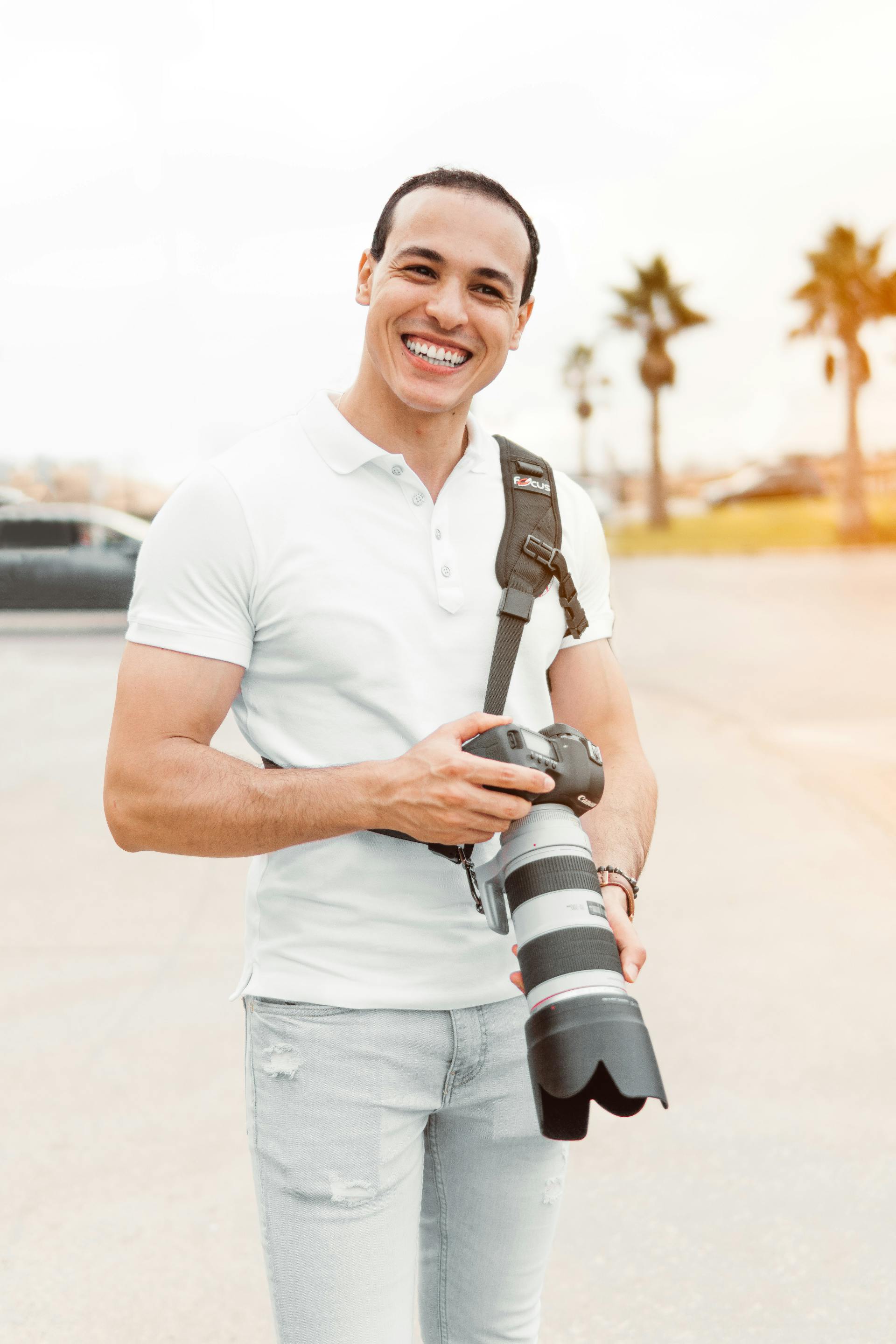 Ein lächelnder Fotograf | Quelle: Pexels