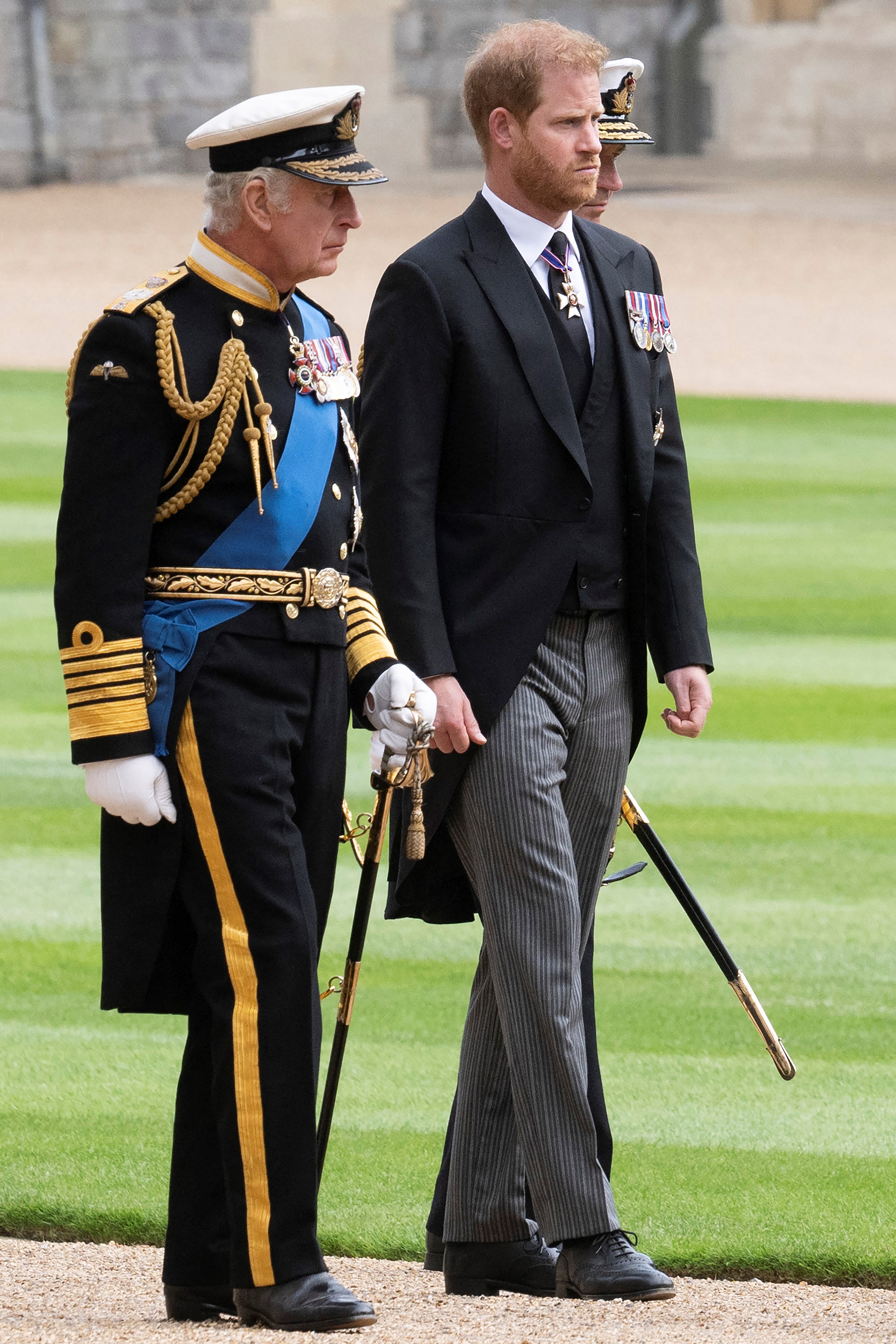 König Charles III. und Prinz Harry kommen am 19. September 2022 in der St. George's Chapel auf Schloss Windsor in London, England, an. | Quelle: Getty Images