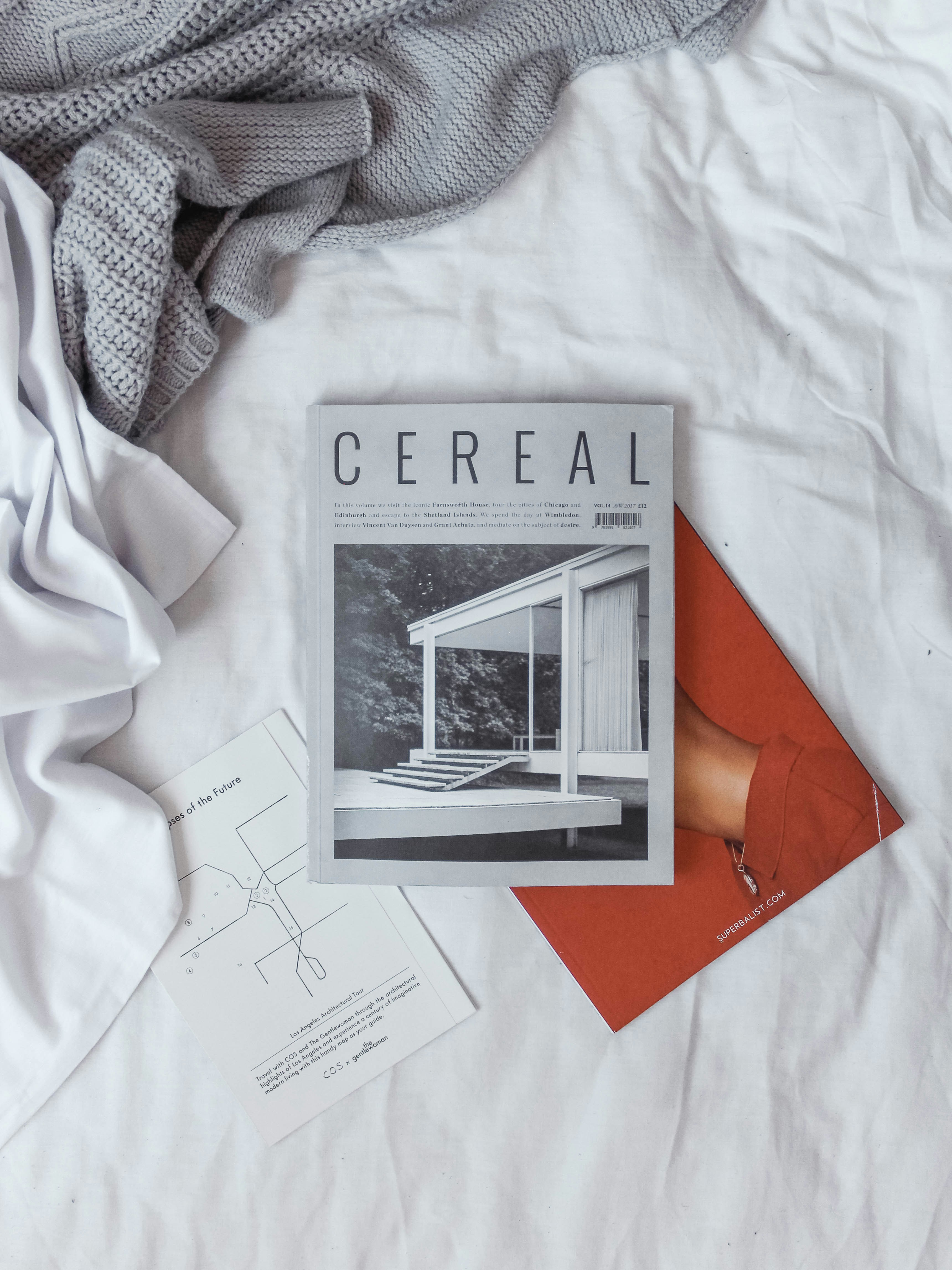 Zeitschriften auf einem Bett | Quelle: Unsplash