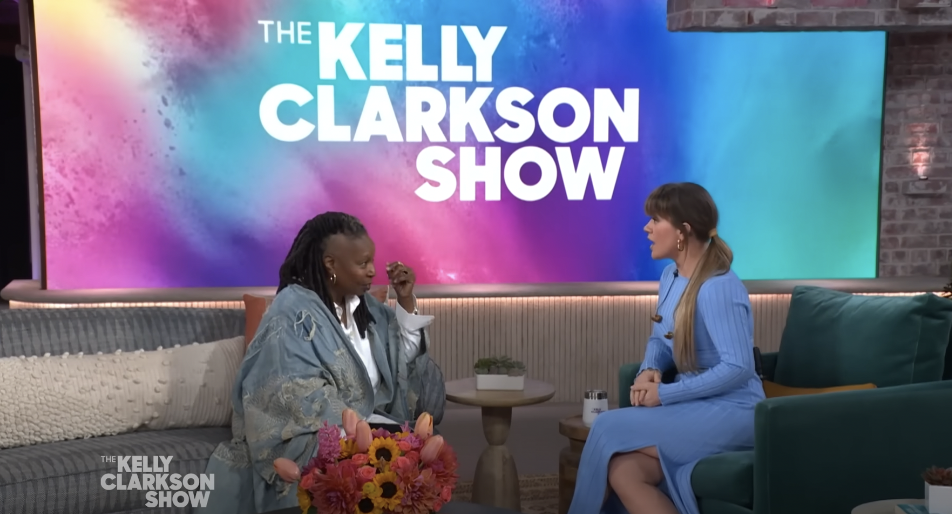 Whoopi Goldberg und Kelly Clarkson in der "The Kelly Clarkson Show", vom Mai 2024 | Quelle: Youtube/ The Kelly Clarkson Show