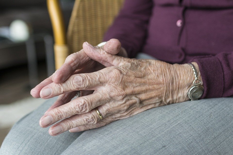 Hände einer älteren Frau auf dem Schoß gefaltet | Quelle: Pixabay