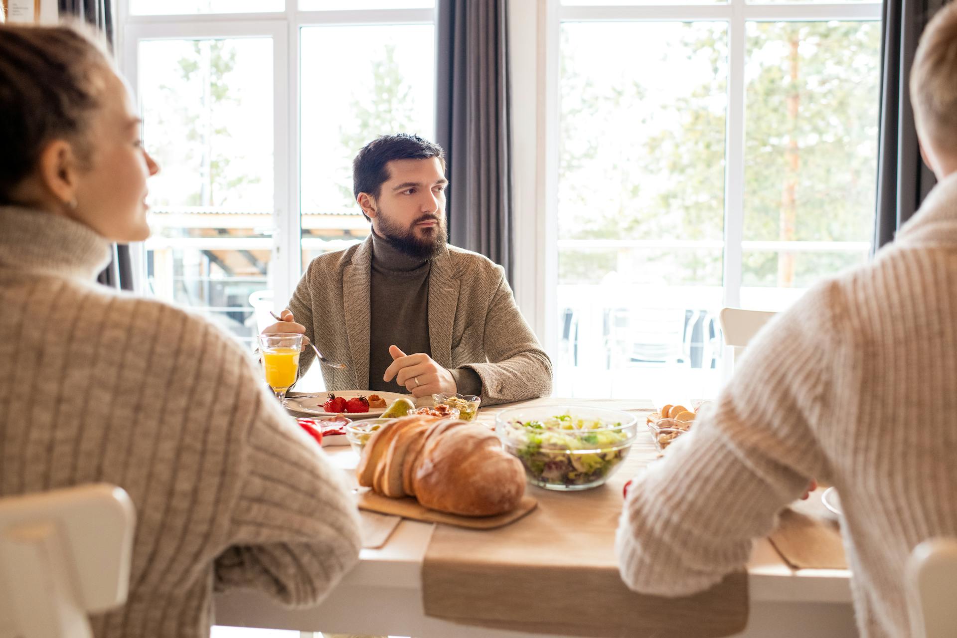 Menschen, die während des Abendessens zur Seite blicken | Quelle: Pexels