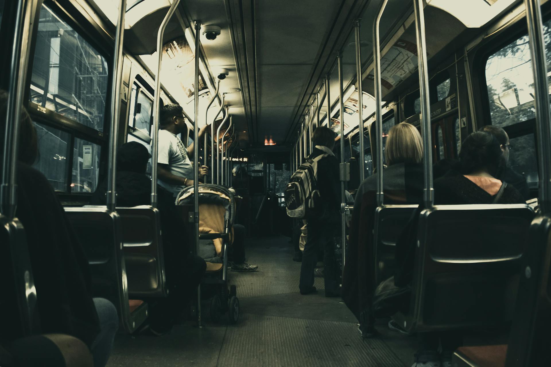 Pendler in einem Bus | Quelle: Pexels