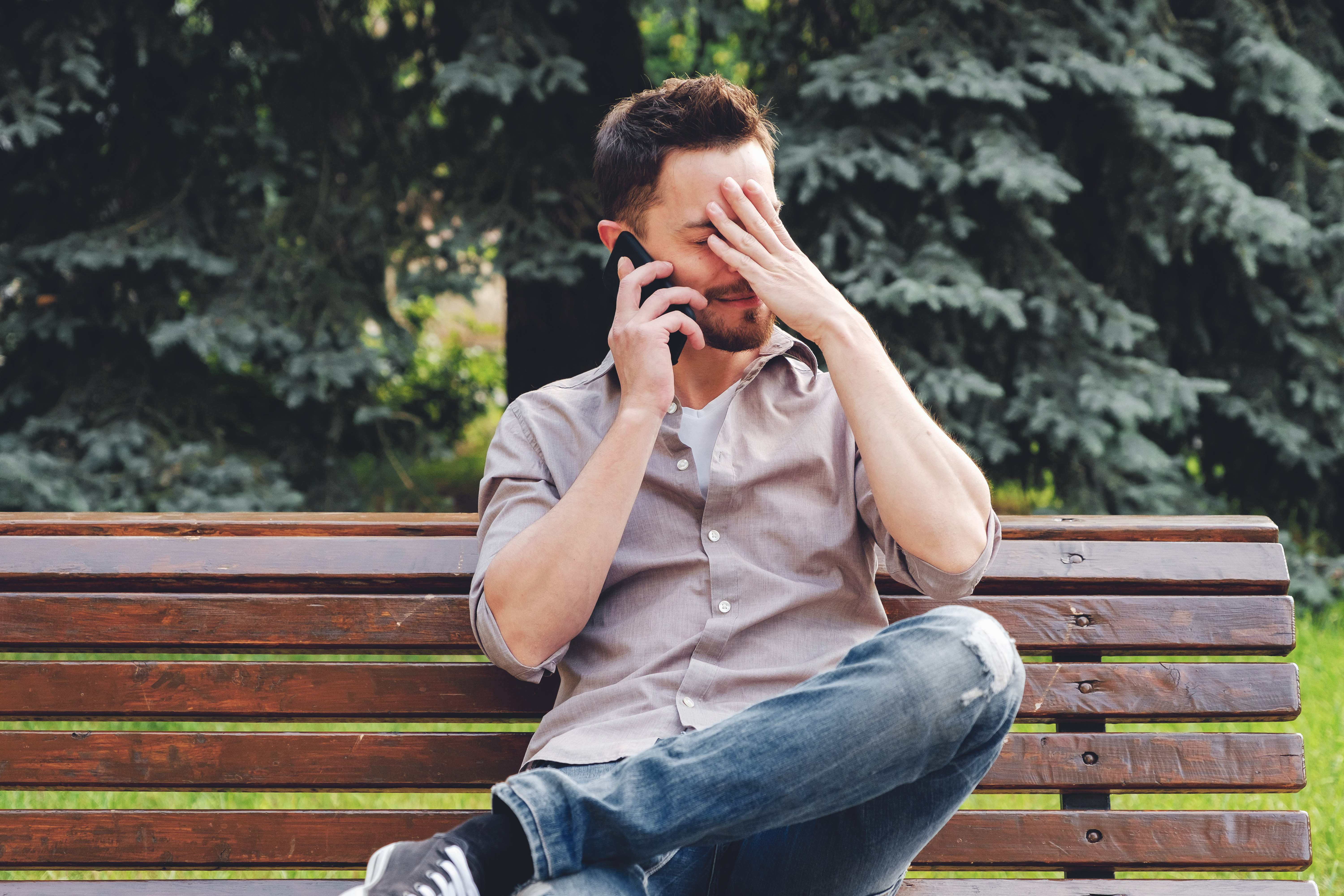 Ein Mann schaut gestresst, während er telefoniert | Quelle: Freepik