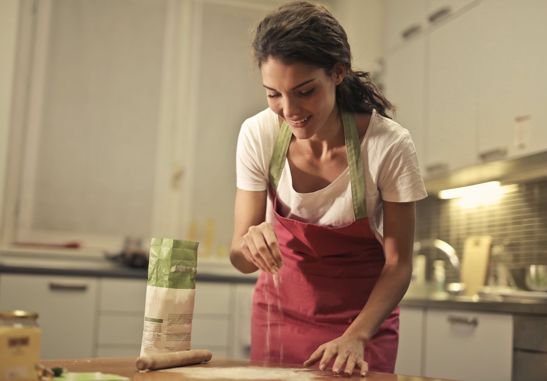 Eine Frau bei der Arbeit in der Küche | Quelle: Pexels