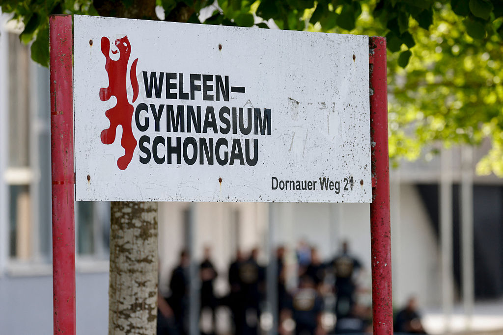 Das Schild des Welfen-Gymnasiums in Schongau im süddeutschen Bundesland Bayern ist zu sehen, wo bei einem Anschlag am 8. Juli 2026 mehrere Menschen verletzt und ein Verdächtiger festgenommen wurden | Quelle: Getty Images