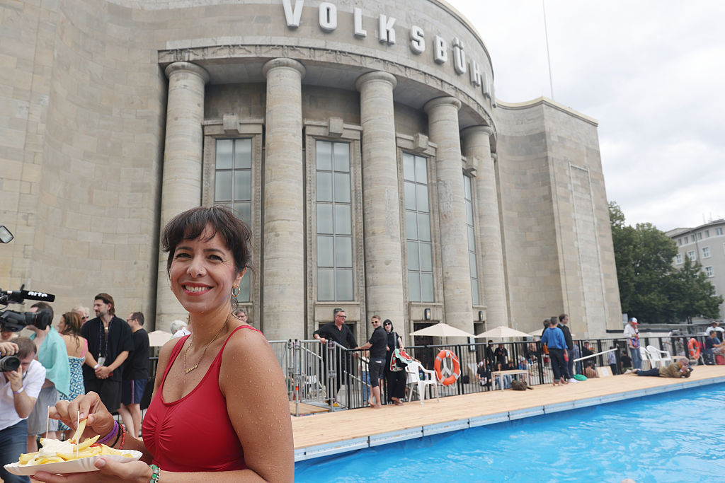 BERLIN, DEUTSCHLAND – 7. August 2026: Elif Eralp, Spitzenkandidatin der Partei Die Linke für die bevorstehenden Wahlen, steigt aus dem Becken, während Menschen in einem temporären öffentlichen Schwimmbad baden, das heute vor der Volksbühne eröffnet wurde, am 7. August 2026 in Berlin, Deutschland. | Quelle: Getty Images