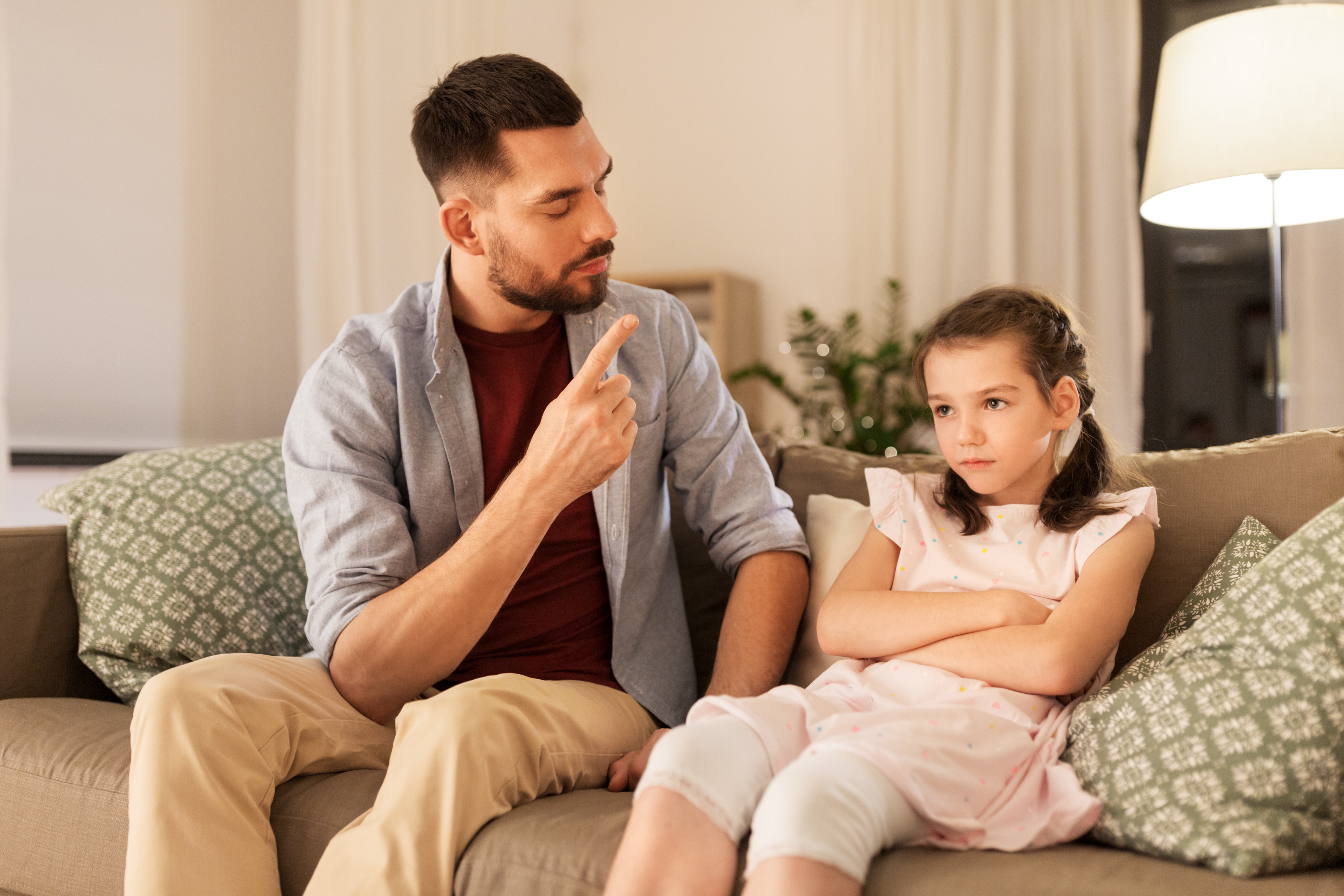 Ein Vater diszipliniert seine Tochter | Quelle: Shutterstock