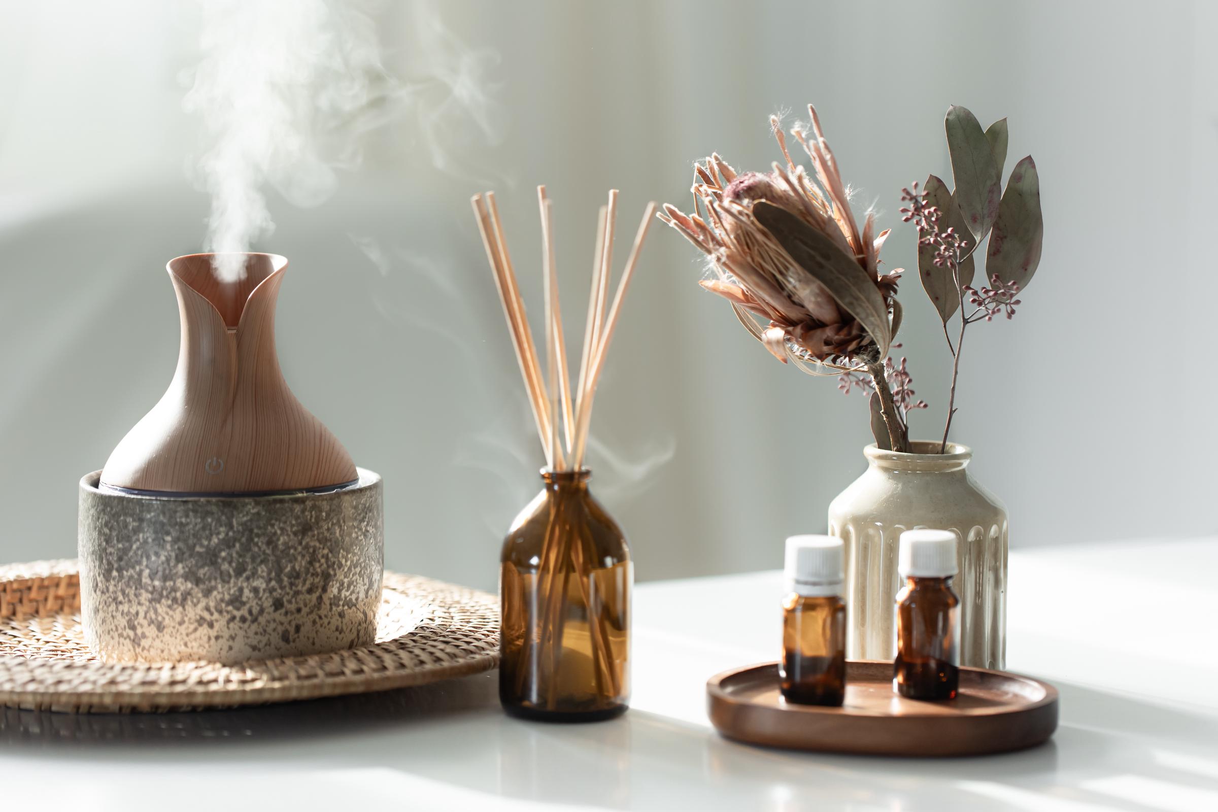 Räucherstäbchen, Luftbefeuchter und Aromaöle | Quelle: Freepik