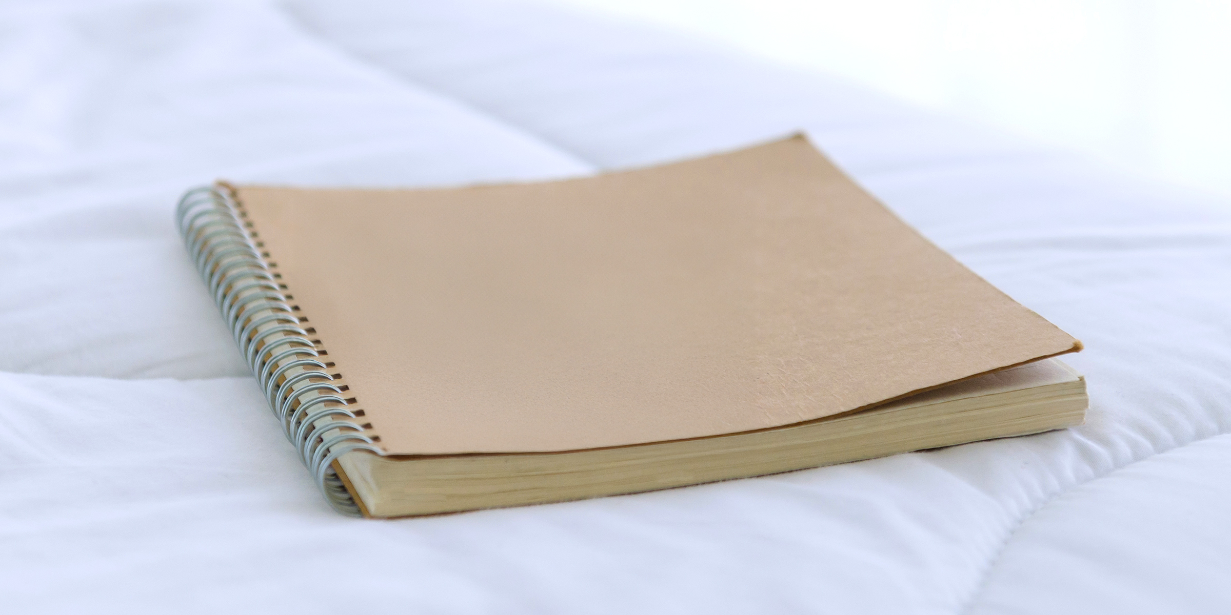 Ein geschlossenes Tagebuch mit Spiralbindung | Quelle: Shutterstock