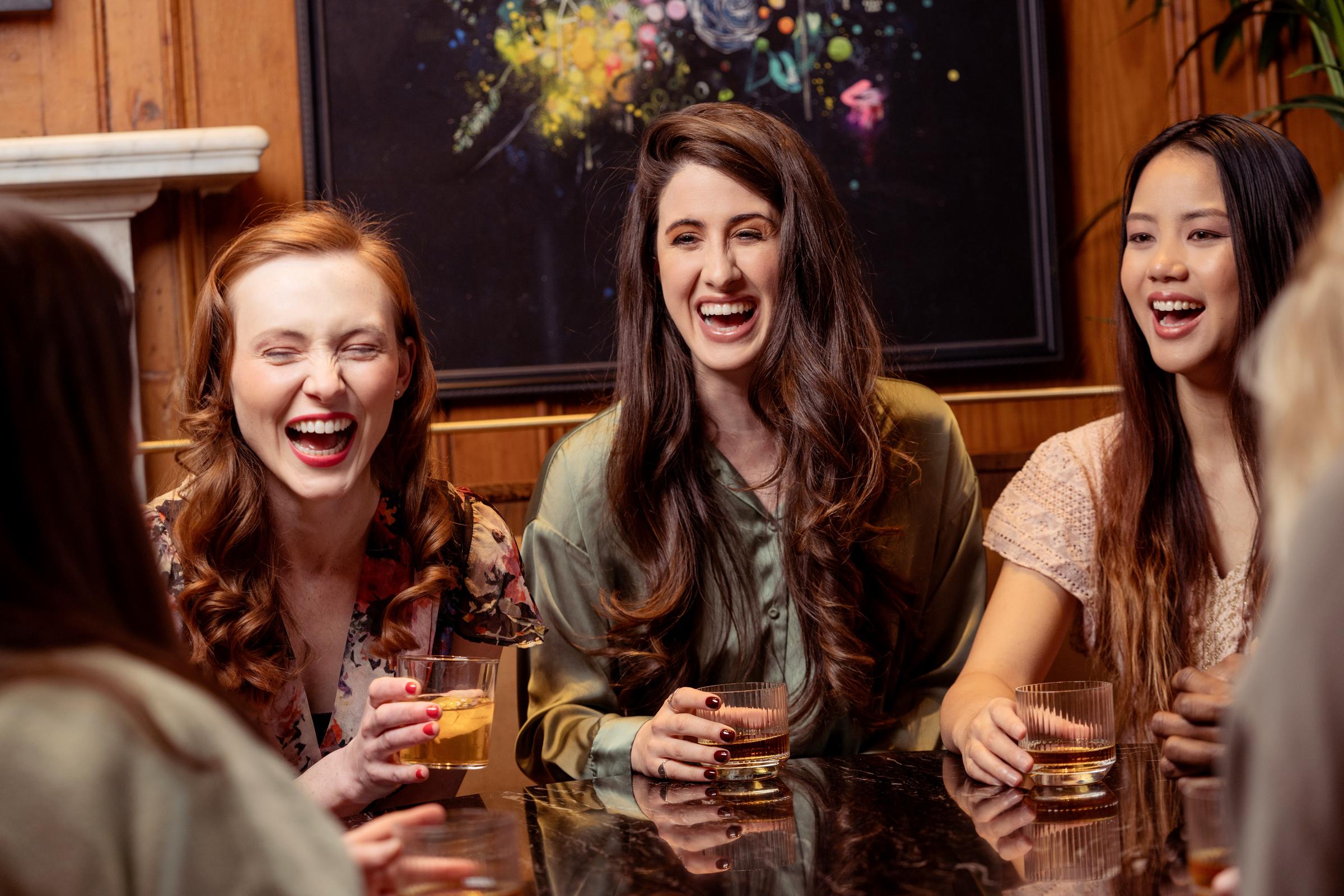 Lachende Freunde | Quelle: Unsplash