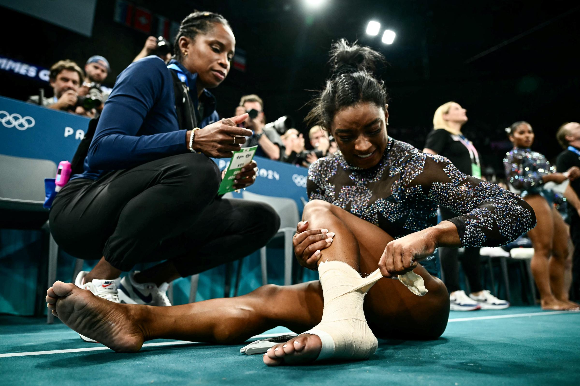 Marcia Faustin und Simone Biles während der Qualifikation im Kunstturnen der Frauen in Paris, Frankreich am 28. Juli 2024 | Quelle: Getty Images