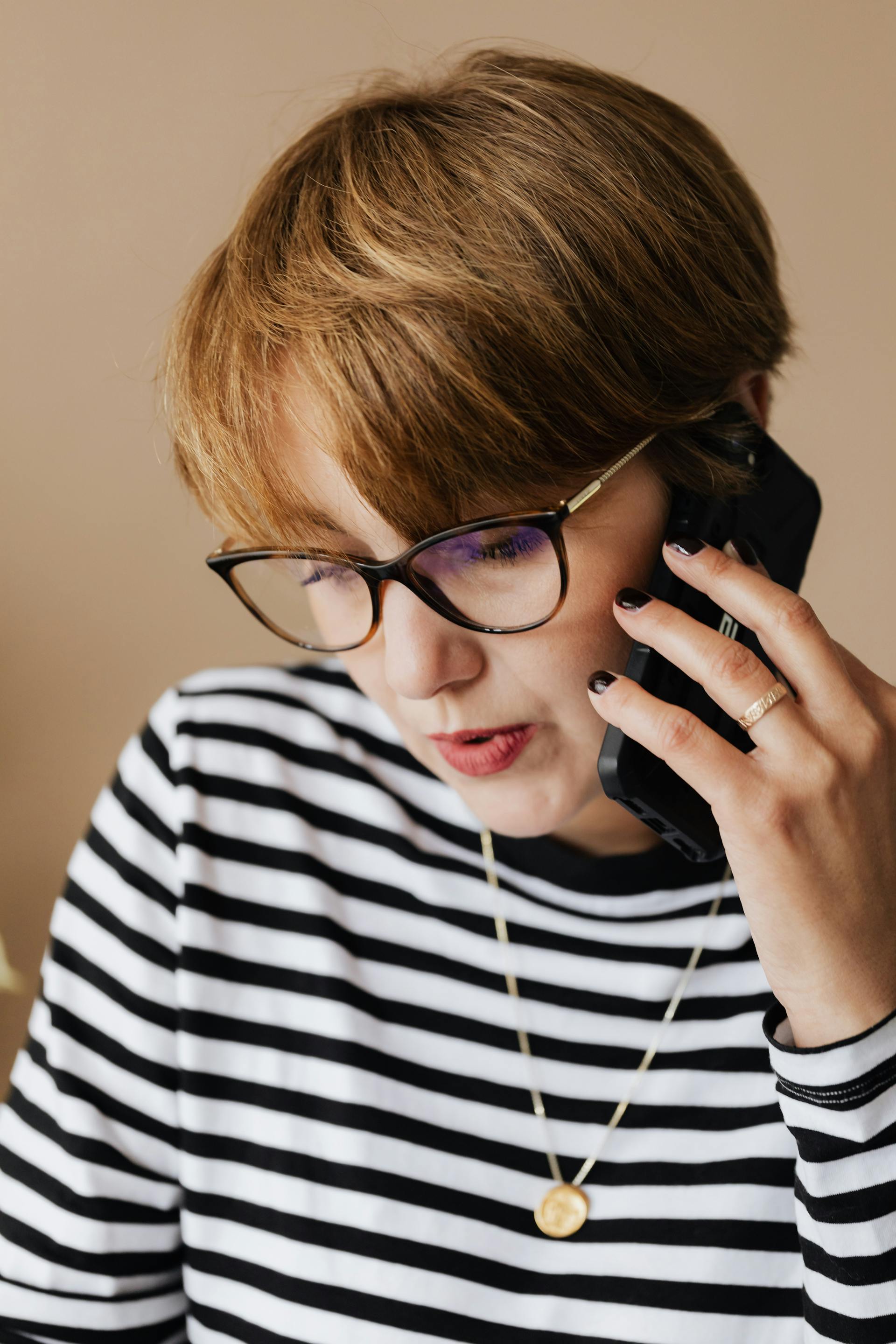 Eine Frau, die mit ihrem Handy telefoniert | Quelle: Pexels