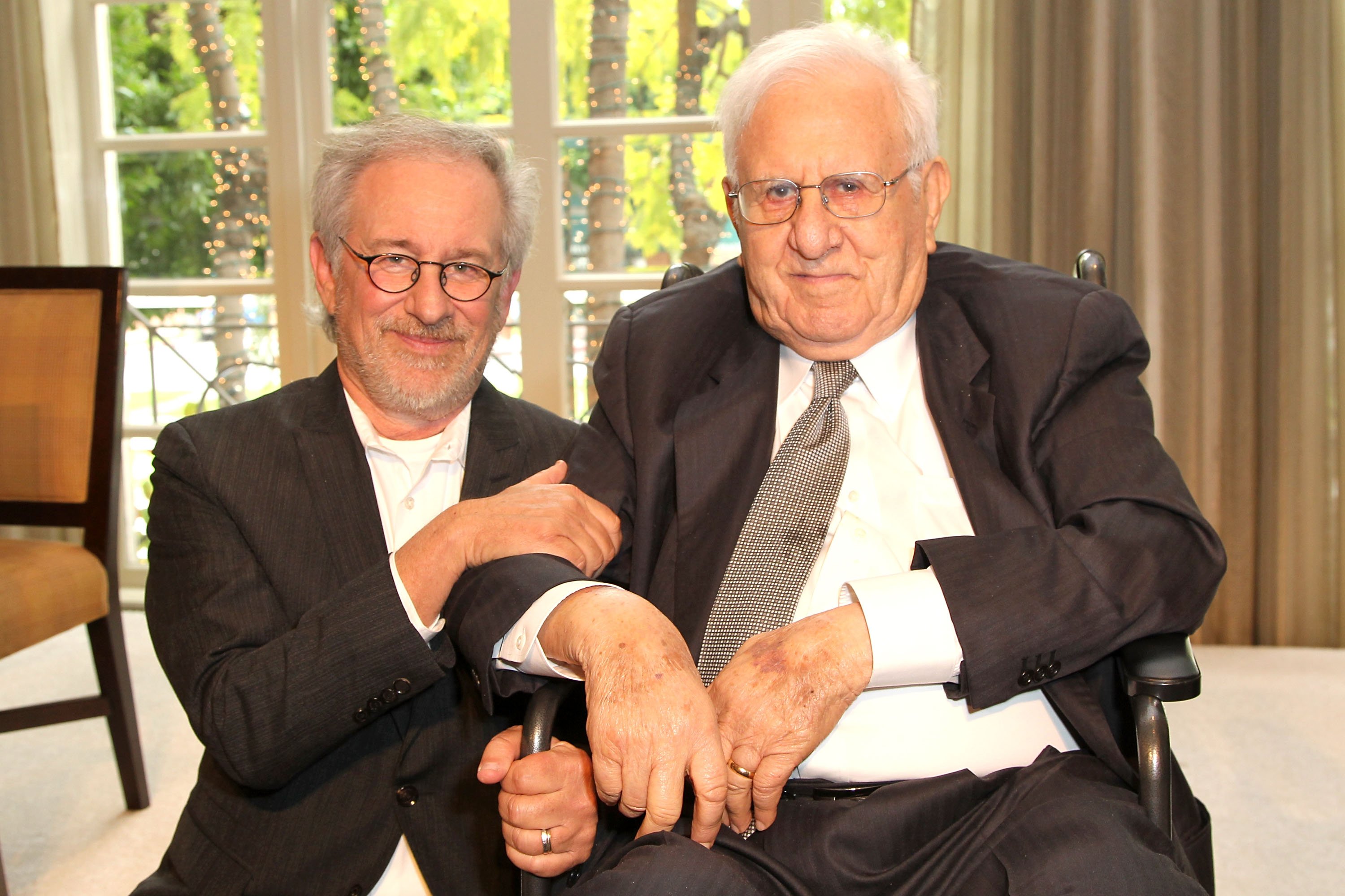 Steven Spielberg und Arnold Spielberg nehmen am 26. April 2012 in Beverly Hills, Kalifornien, am Inaugural Inspiration Award & Luncheon der USC Shoah Foundation teil | Quelle: Getty Images