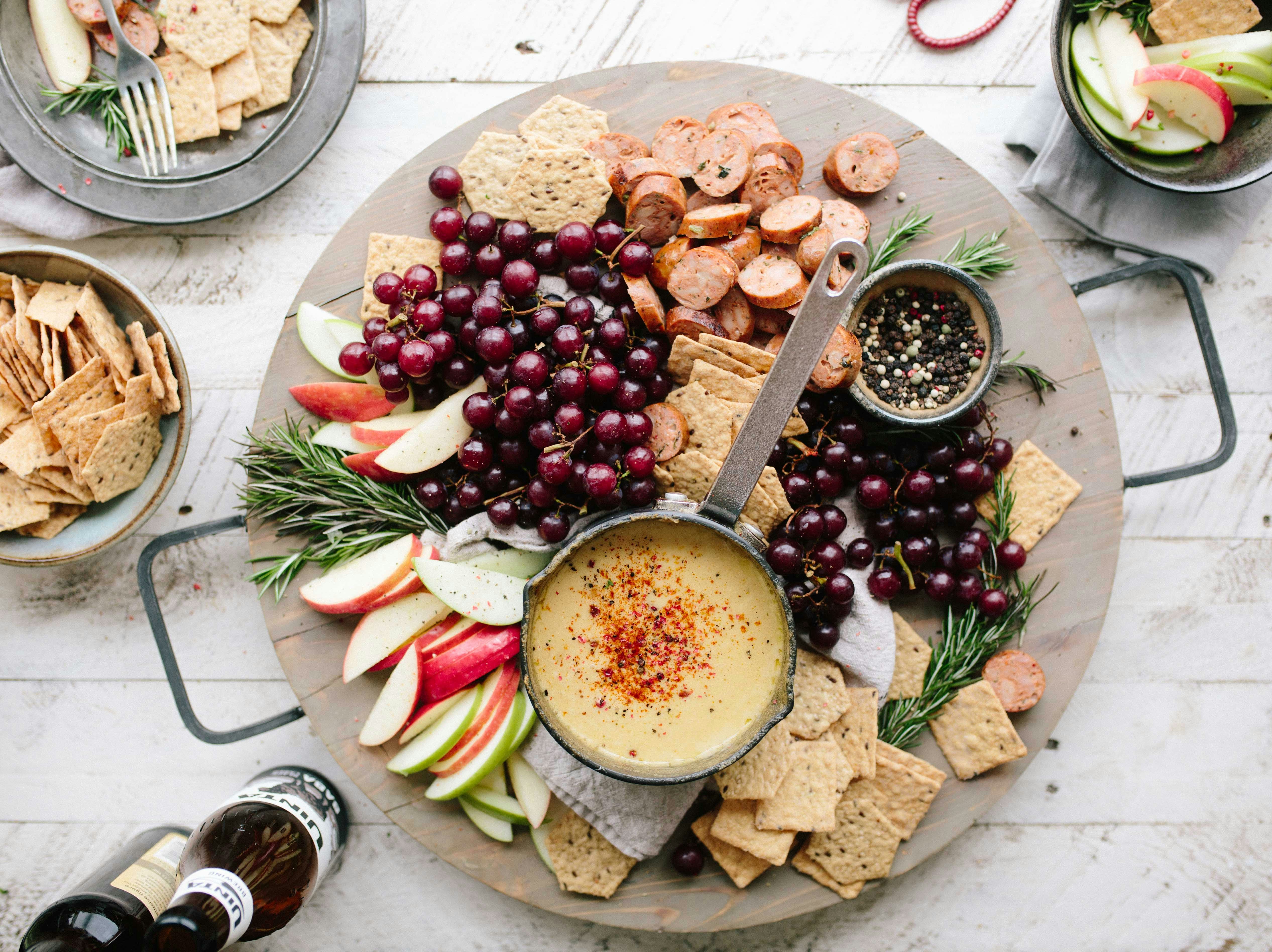 Ein Tablett mit gesunden Snacks | Quelle: Unsplash