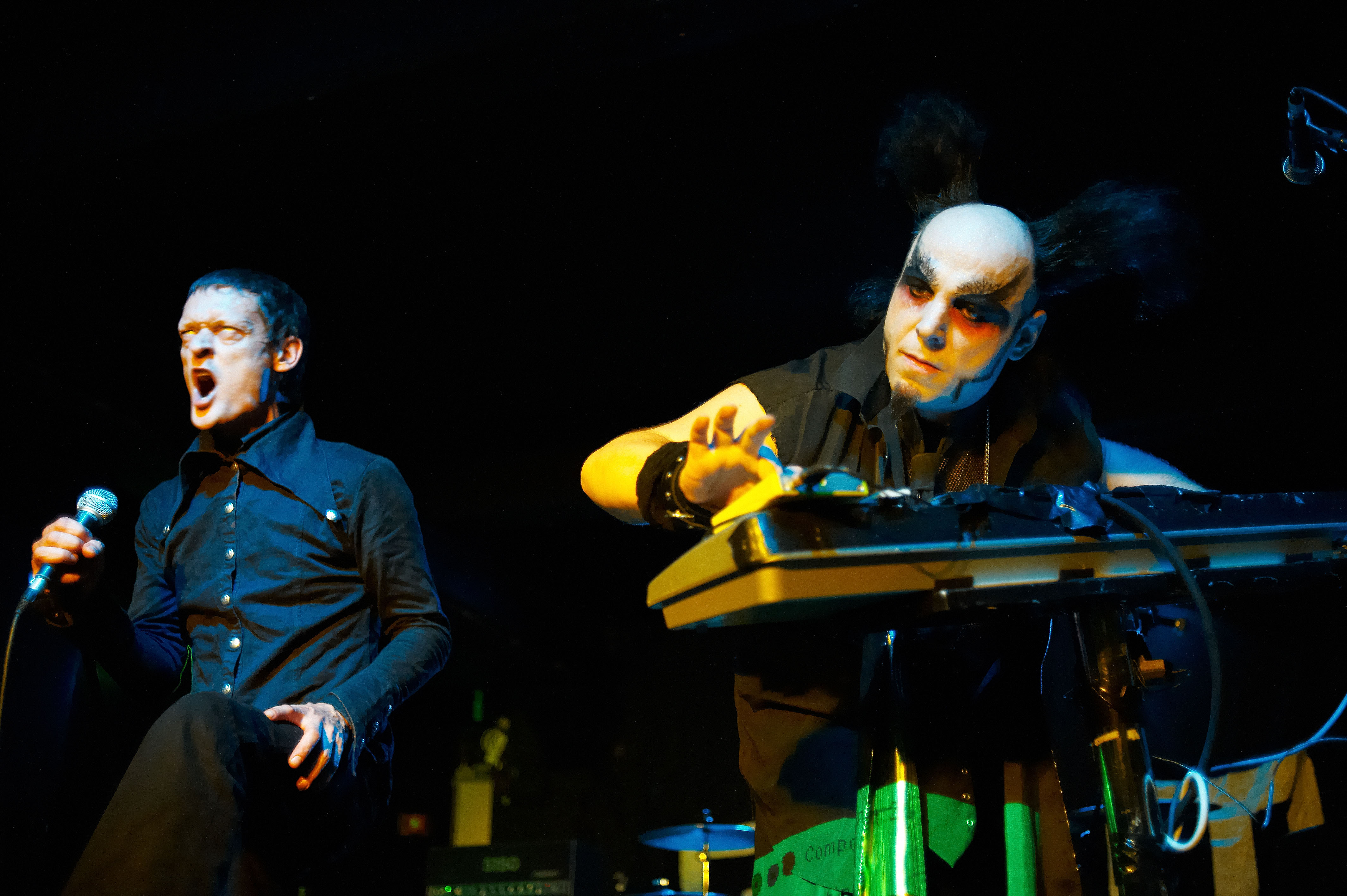 Stefan Ackermann und Bruno Kramm von „Das Ich“ treten am 9. Mai 2009 im „The Corporation“ in Sheffield, England, auf | Quelle: Getty Images