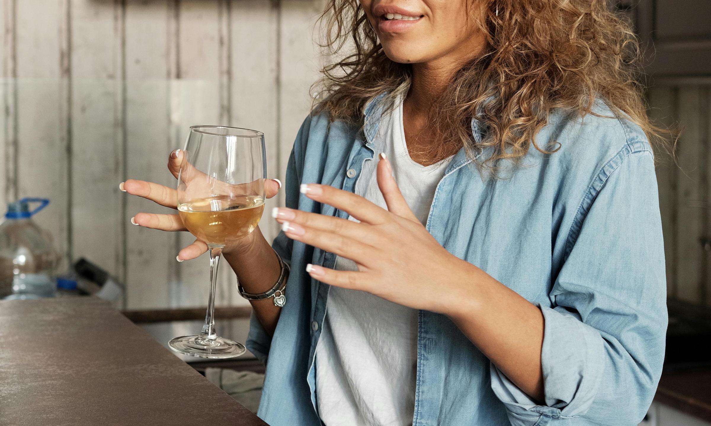 Sophie und Julia unterhalten sich und teilen ihre Enttäuschung | Quelle: Pexels