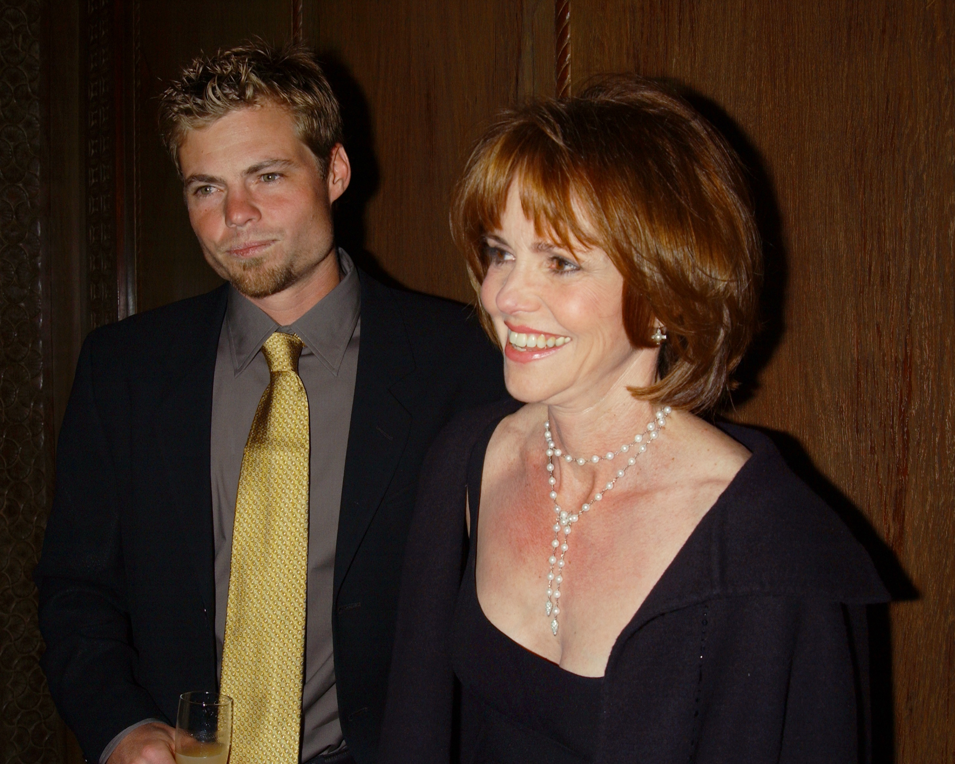 Eli Craig mit seiner Mutter Sally Field während der Gala zum 20-jährigen Jubiläum des Sundance Institute | Quelle: Getty Images