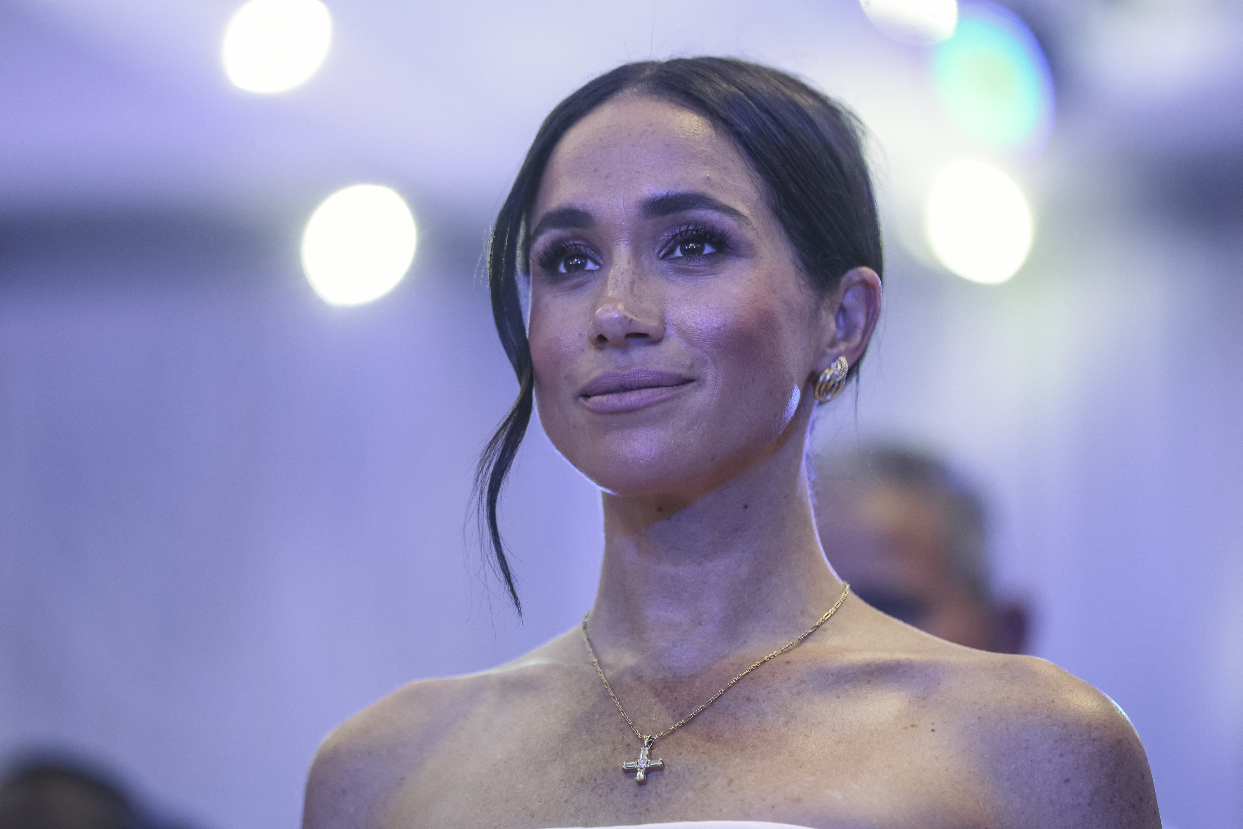 Meghan Markle schaut zu, als sie am 11. Mai 2024 im nigerianischen Verteidigungshauptquartier in Abuja an einem Sit Out mit Prinz Harry teilnimmt. | Quelle: Getty Images