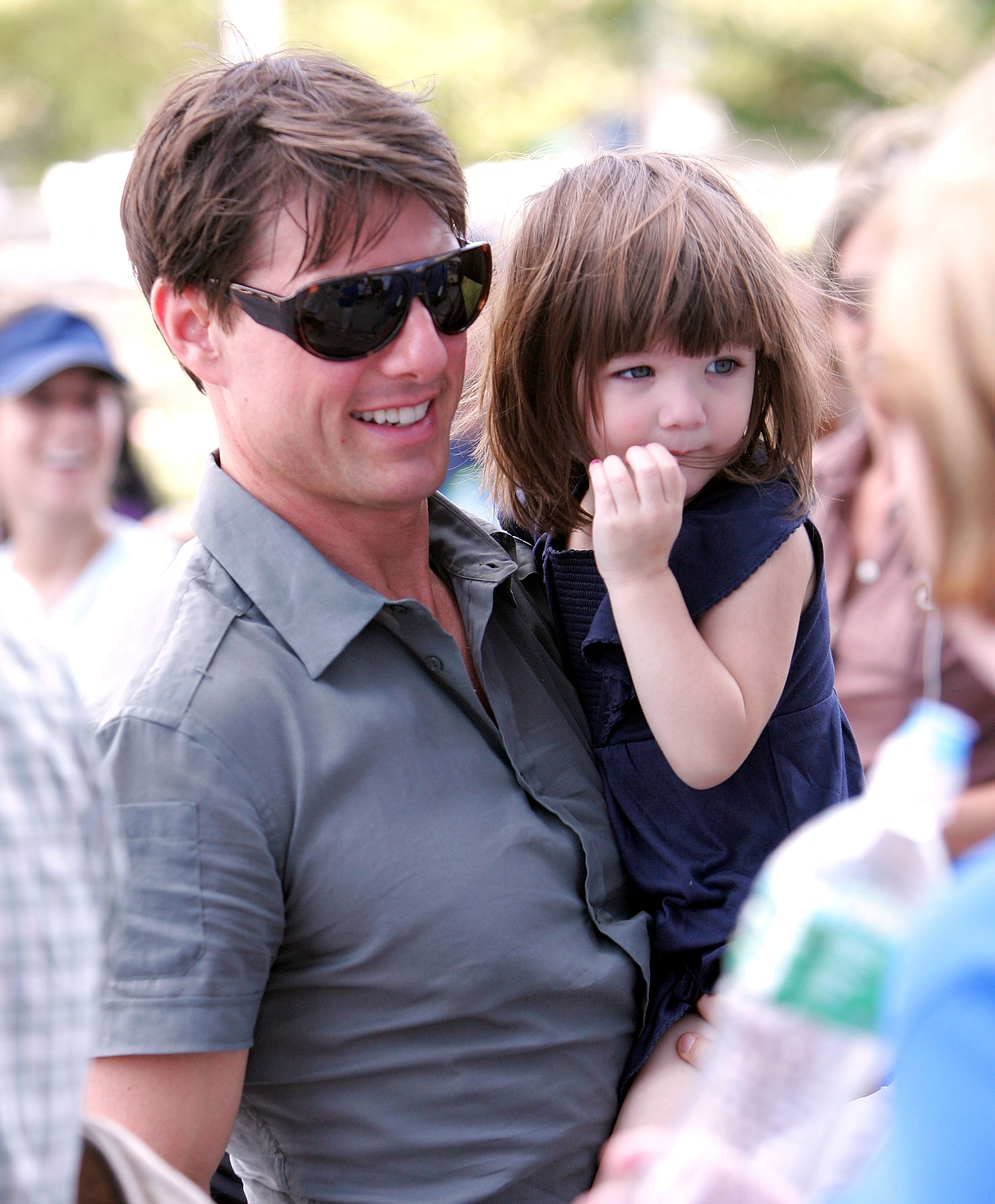 Tom Cruise und Suri Cruise auf den Straßen von Manhattan in New York City, am 16. August 2008. | Quelle: Getty Images