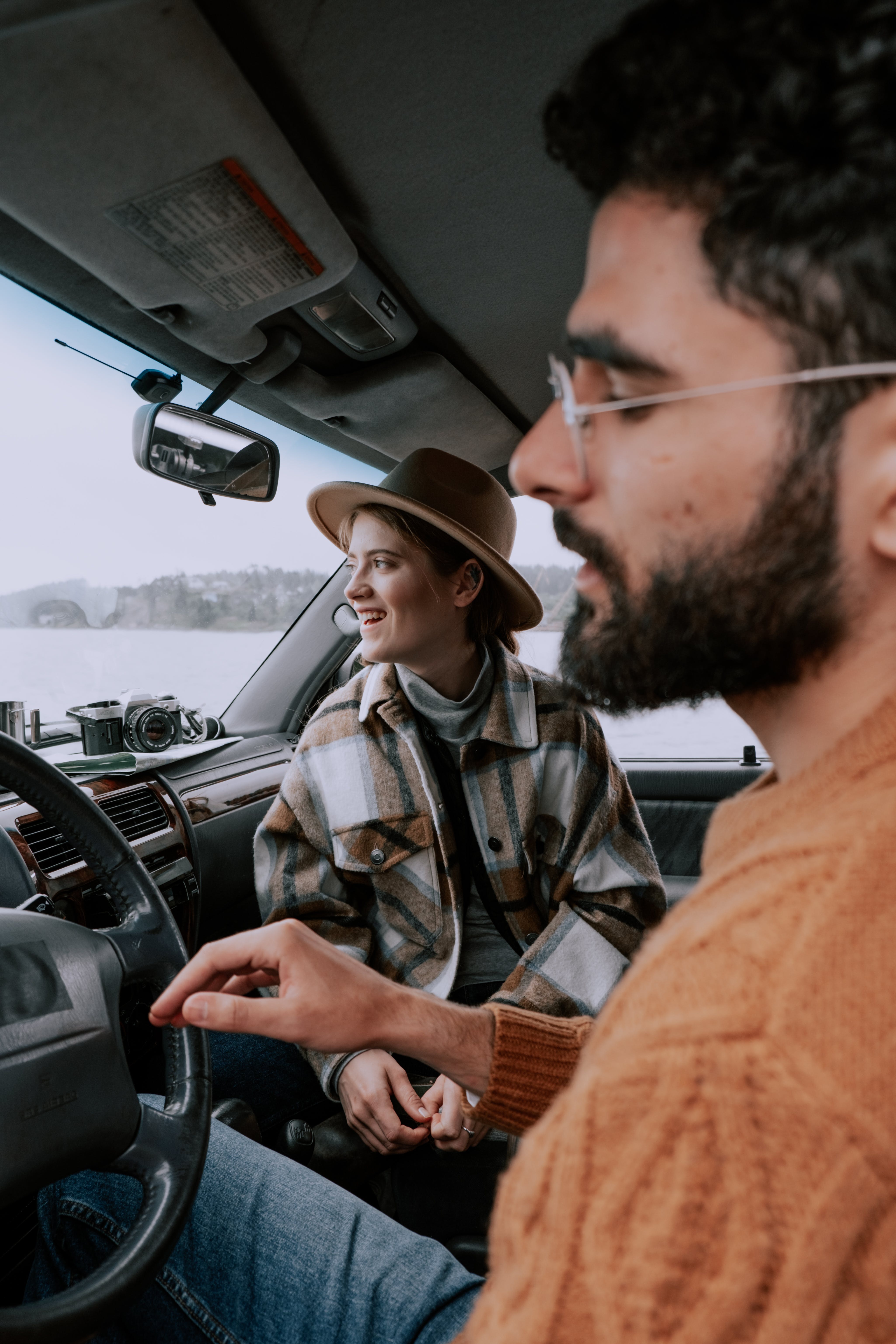 Ein junges Paar fährt zusammen, wobei die Frau auf dem Beifahrersitz sitzt | Quelle: Pexels