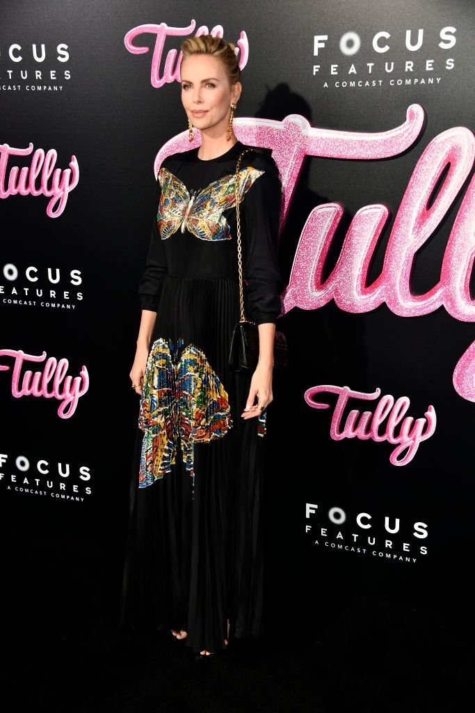Charlize Theron nimmt an der Premiere von "Tully" von Focus Features im Regal LA Live Stadium teil 14 | Quelle: Getty Images