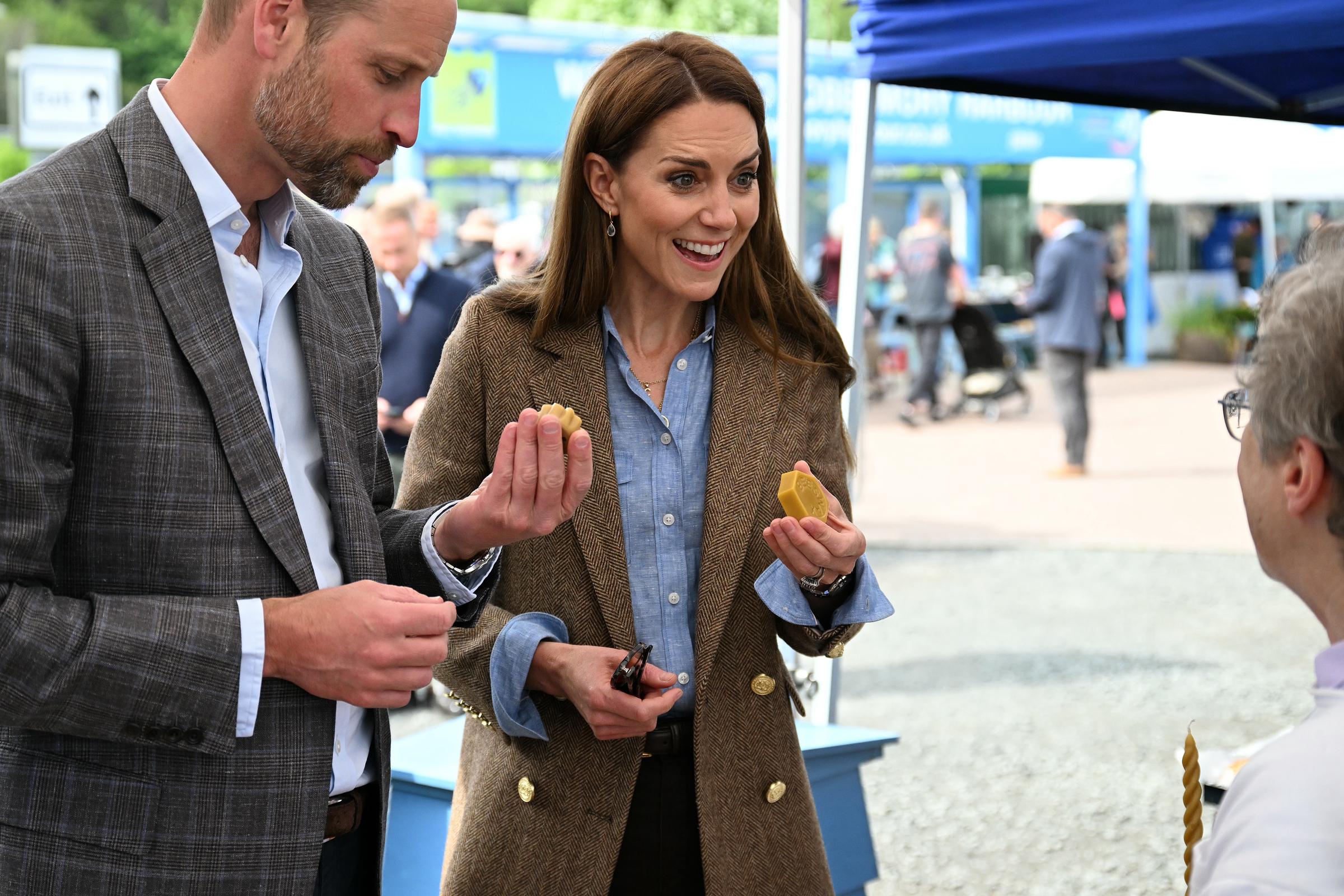 Catherine strahlt breit, als sie an einem Marktstand in Tobermory lokale Produkte probiert. Die Prinzessin von Wales zeigte echtes Interesse an den Angeboten, als sie und William die Stadt besichtigten, um mit den Einwohnern ins Gespräch zu kommen und die Bemühungen um eine nachhaltige Gemeinschaft hervorzuheben.