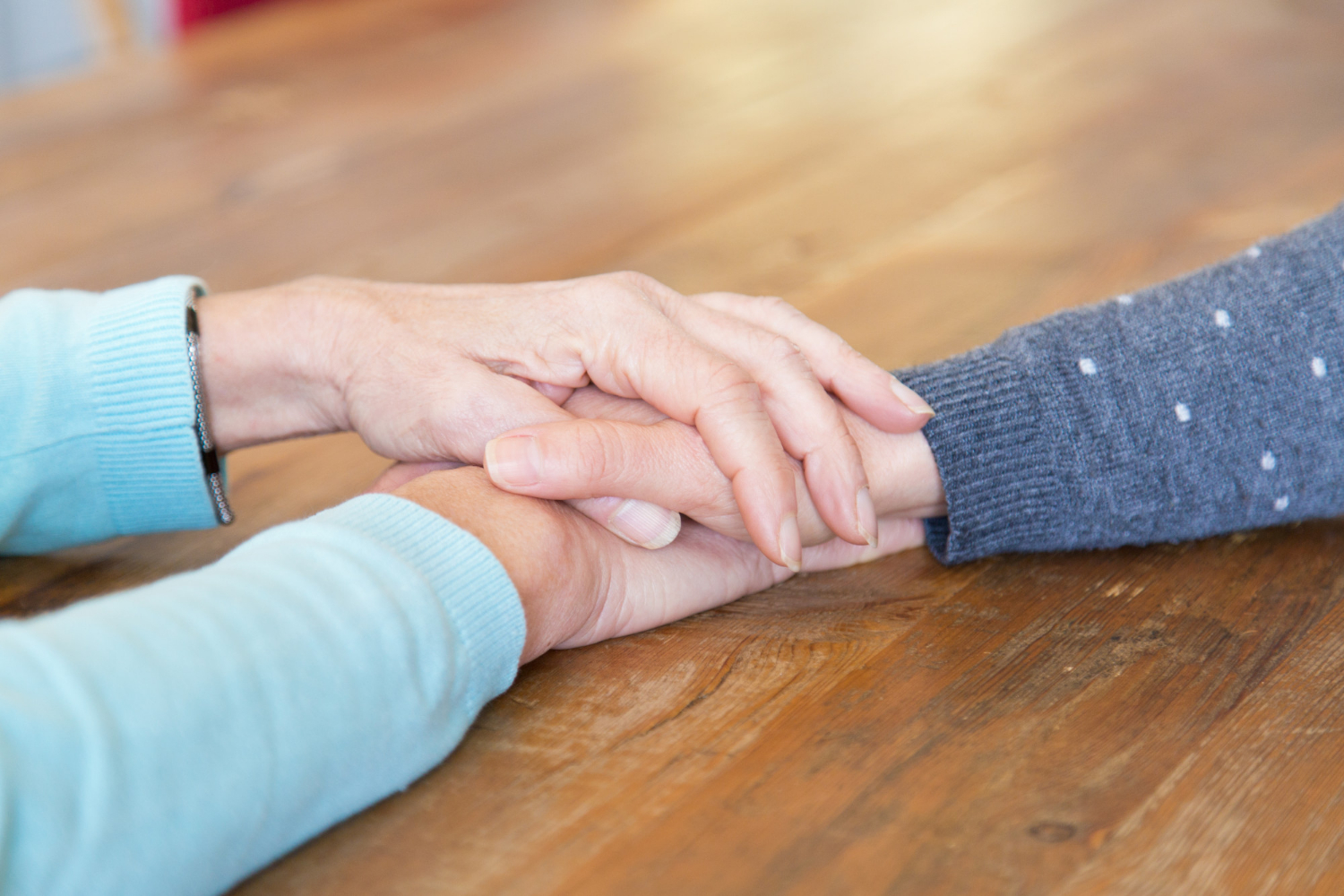 Eine ältere Frau hält die Hand einer jungen Dame | Quelle: Freepik