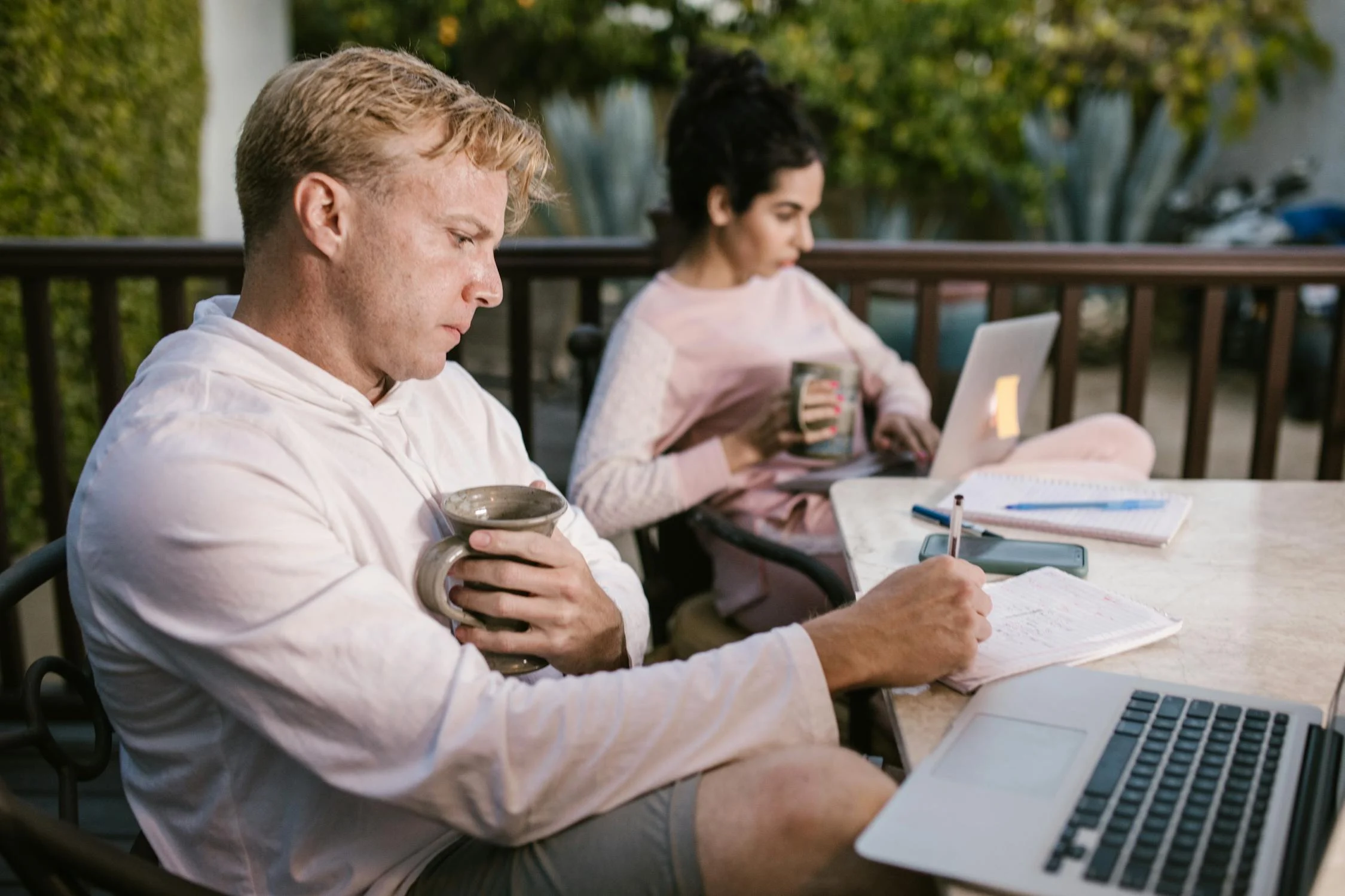 Ein Paar bei der Arbeit | Quelle: Pexels