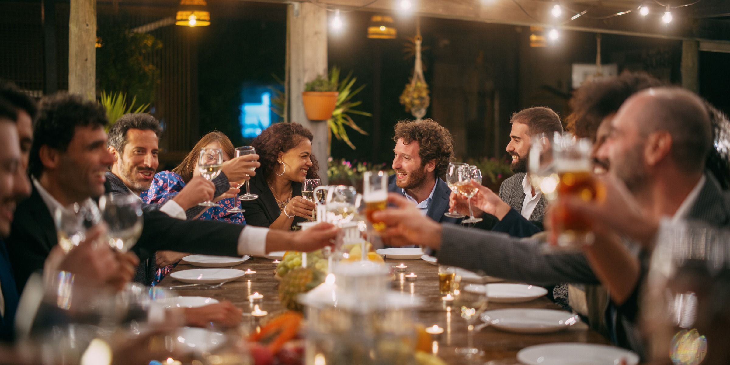 Große Dinnerparty mit wenigen Gästen | Quelle: Shutterstock