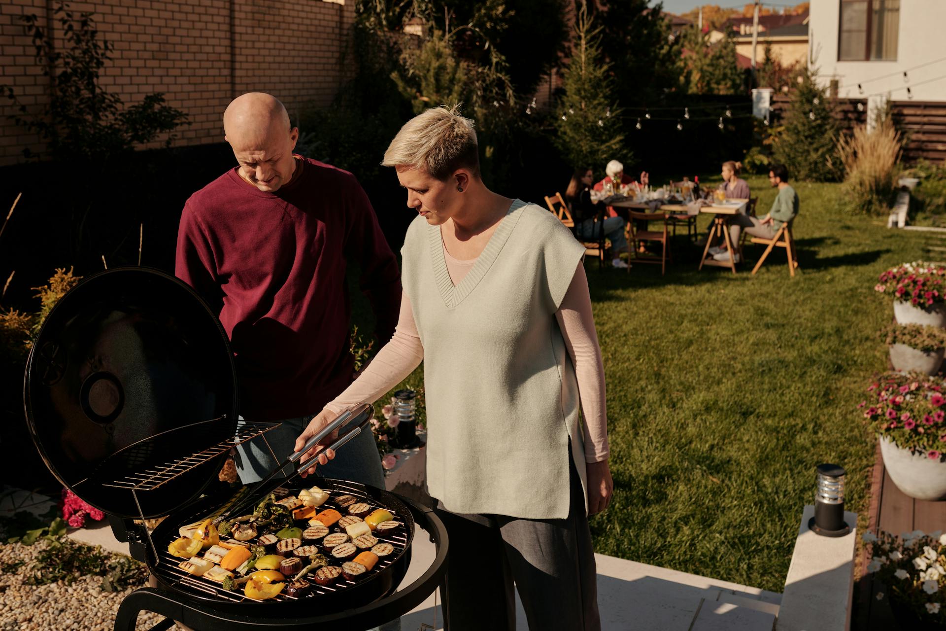 Menschen bei einem BBQ | Quelle: Pexels