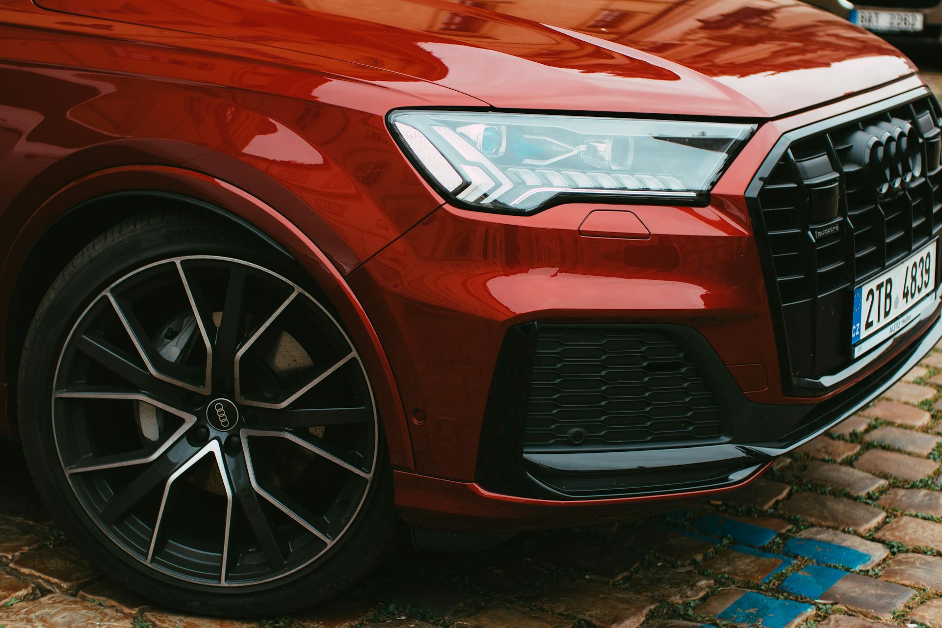 Ein rotes Audi | Quelle: Pexels