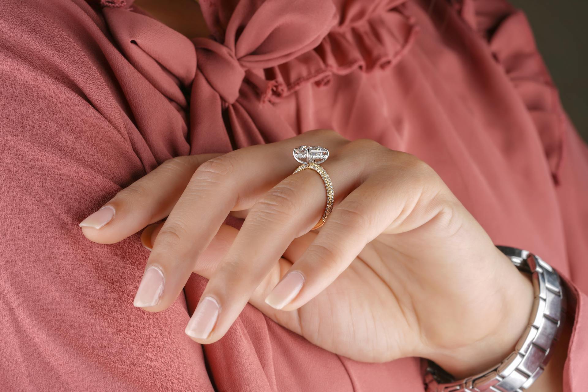 Ein Ring am Finger einer Frau | Quelle: Pexels