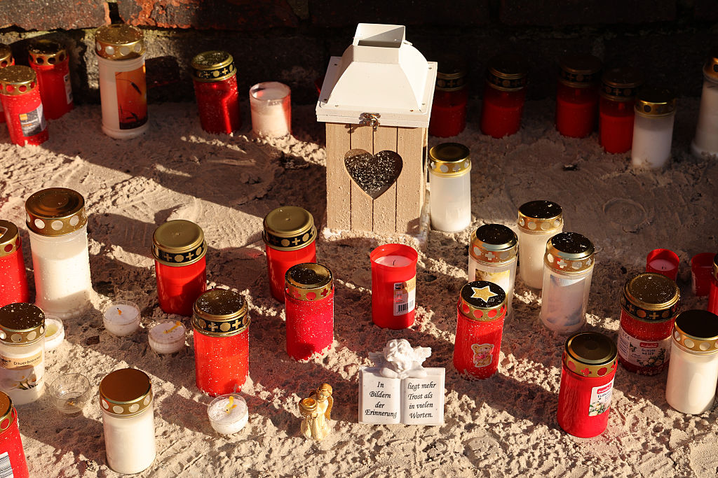 5. November 2025, Güstrow: Grablichter und Grabengel stehen vor der Marienkirche, um an den ermordeten achtjährigen Fabian zu erinnern. | Quelle: Getty Images
