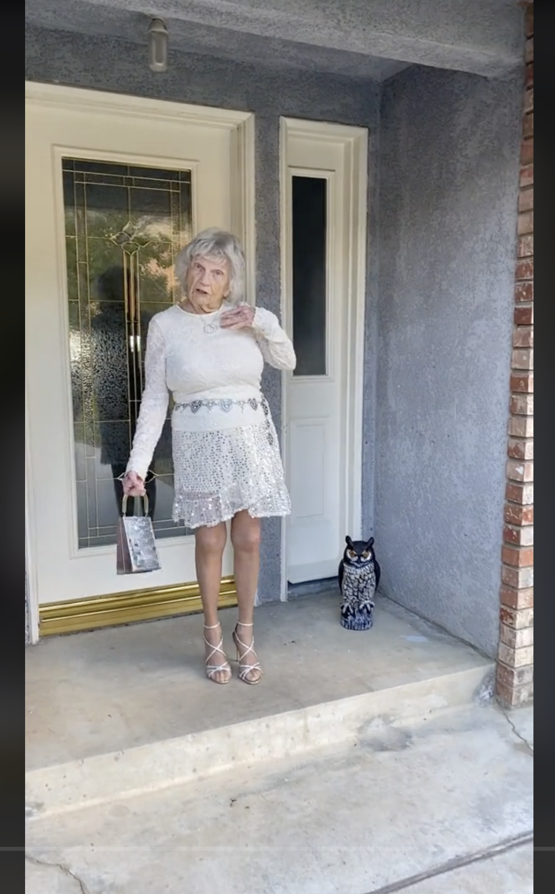 Betsy Lou steht vor ihrem Haus, in einem Video vom 6. Februar 2023 | Quelle: tiktok.com/@betsylou.piano