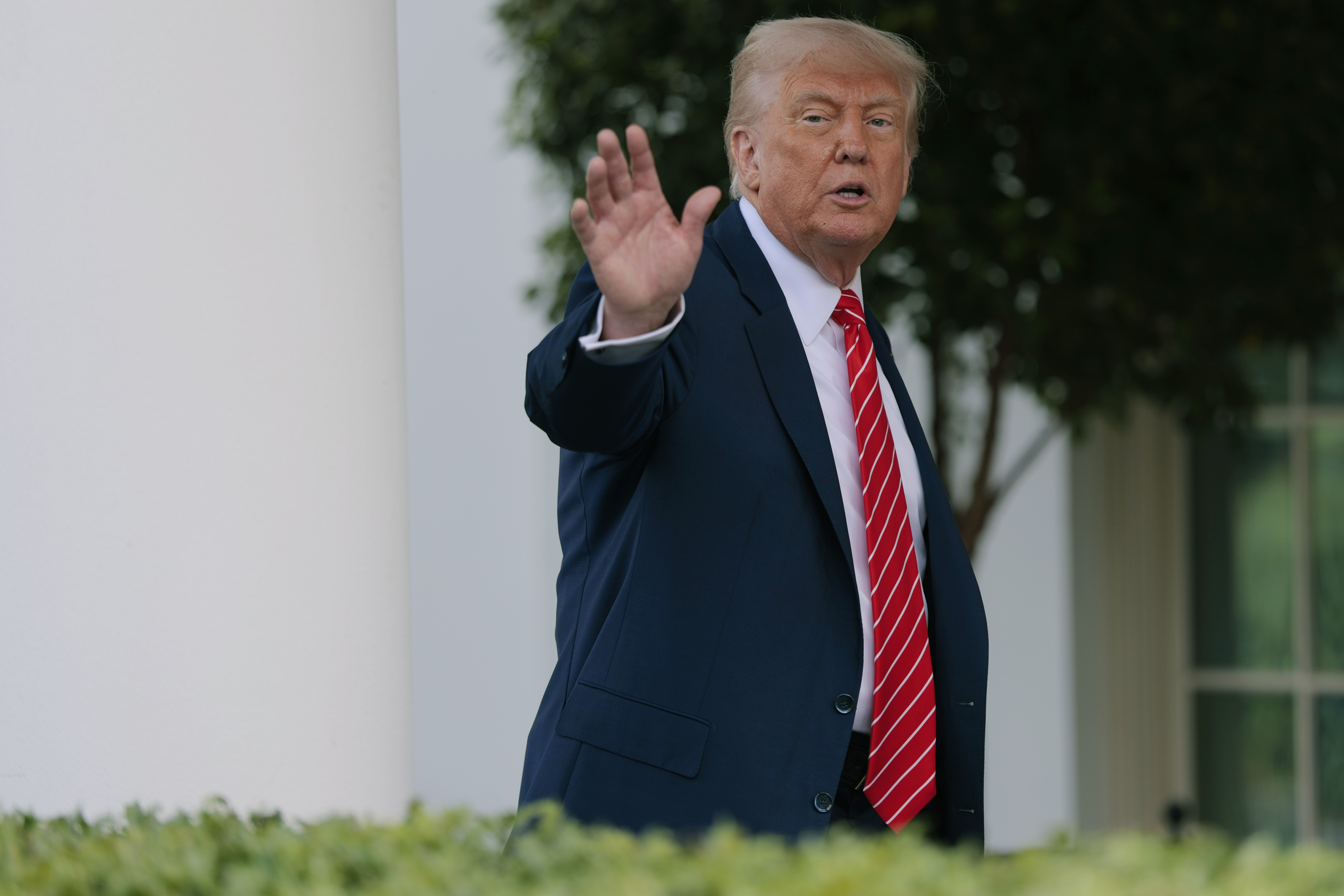 Präsident Donald Trump vor dem Weißen Haus in Washington, D.C., am 8. Mai 2025 | Quelle: Getty Images