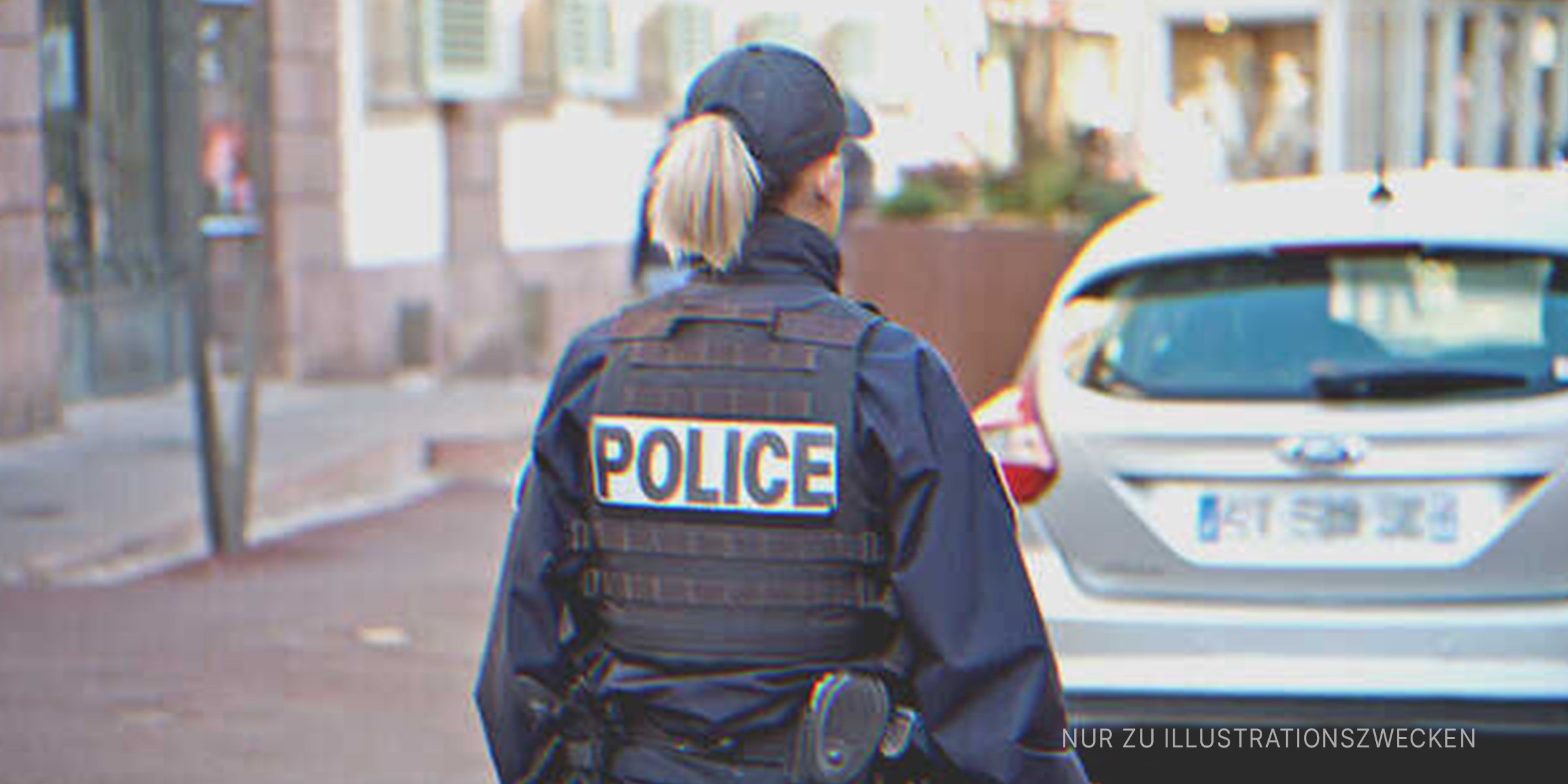 Polizistin schaut auf ein Auto | Quelle: Shutterstock