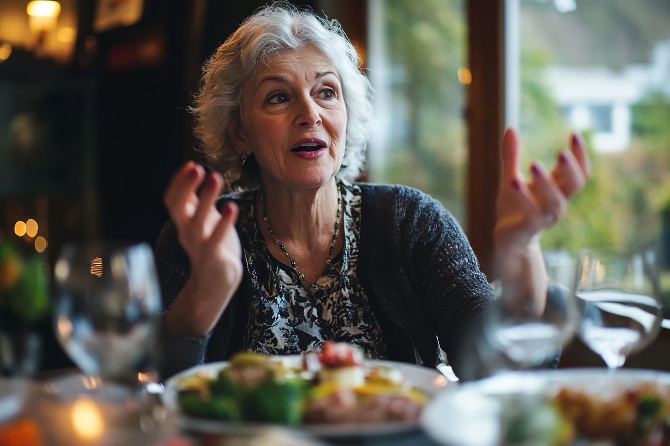 Eine Frau spricht beim Abendessen | Quelle: Midjourney