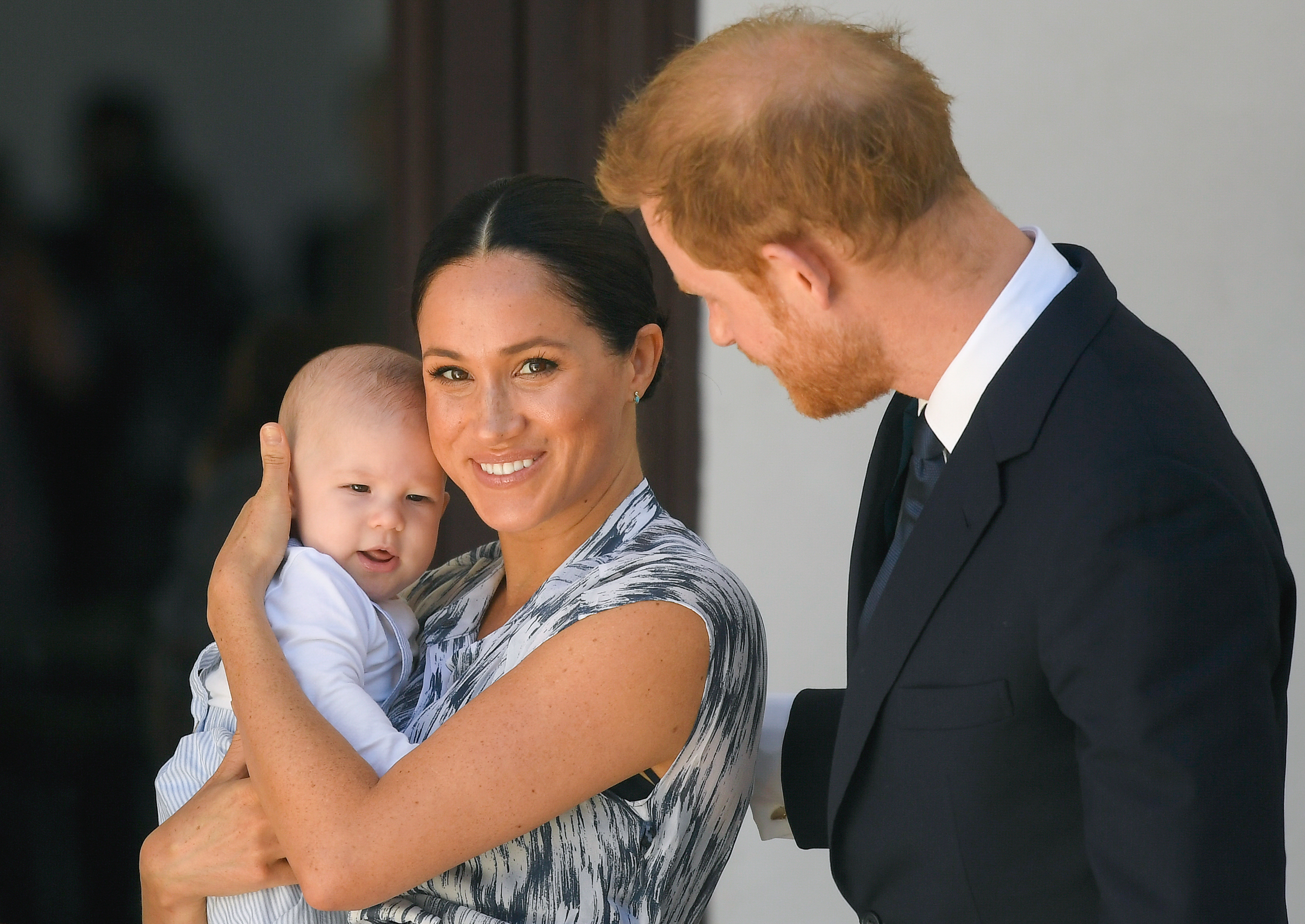 Während Archies erster königlicher Reise im September 2019 bezeichnete Meghan ihren vier Monate alten Sohn liebevoll als „alte Seele“, während Harry scherzte, er gewöhne sich bereits an die Kameras. Das Paar hatte sich dafür entschieden, das Leben ihres Babys weitgehend privat zu halten, sodass Momente wie dieser einen seltenen Einblick in Meghans frühe Zeit als Mutter gewähren. | Quelle: Getty Images