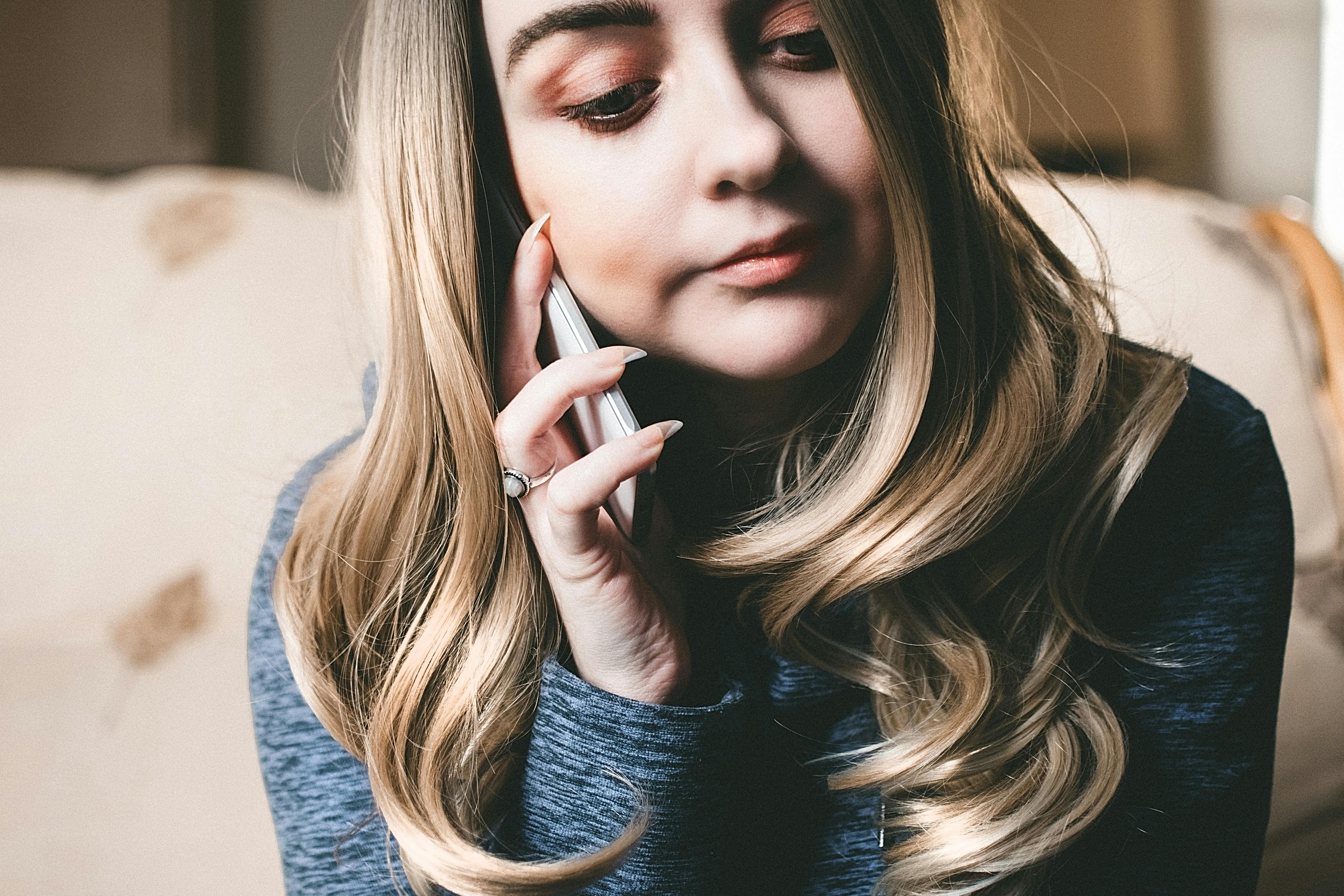 Ein junges Mädchen führt ein Gespräch am Telefon | Quelle: Pexels