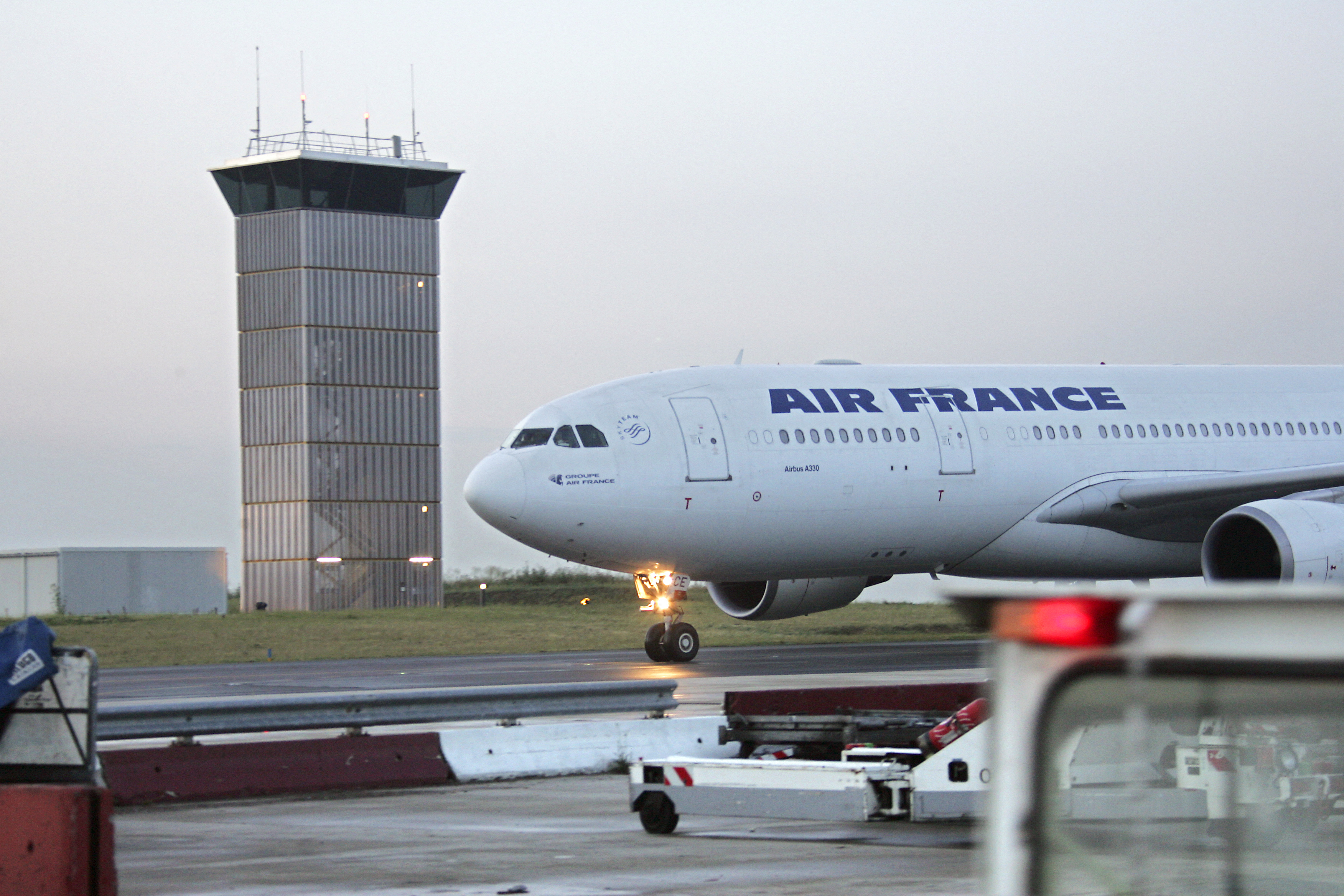 Ein Airbus A330 der Air France im Anflug auf den Verkehrskontrollturm in Paris im Jahr 2006 | Quelle: Getty Images